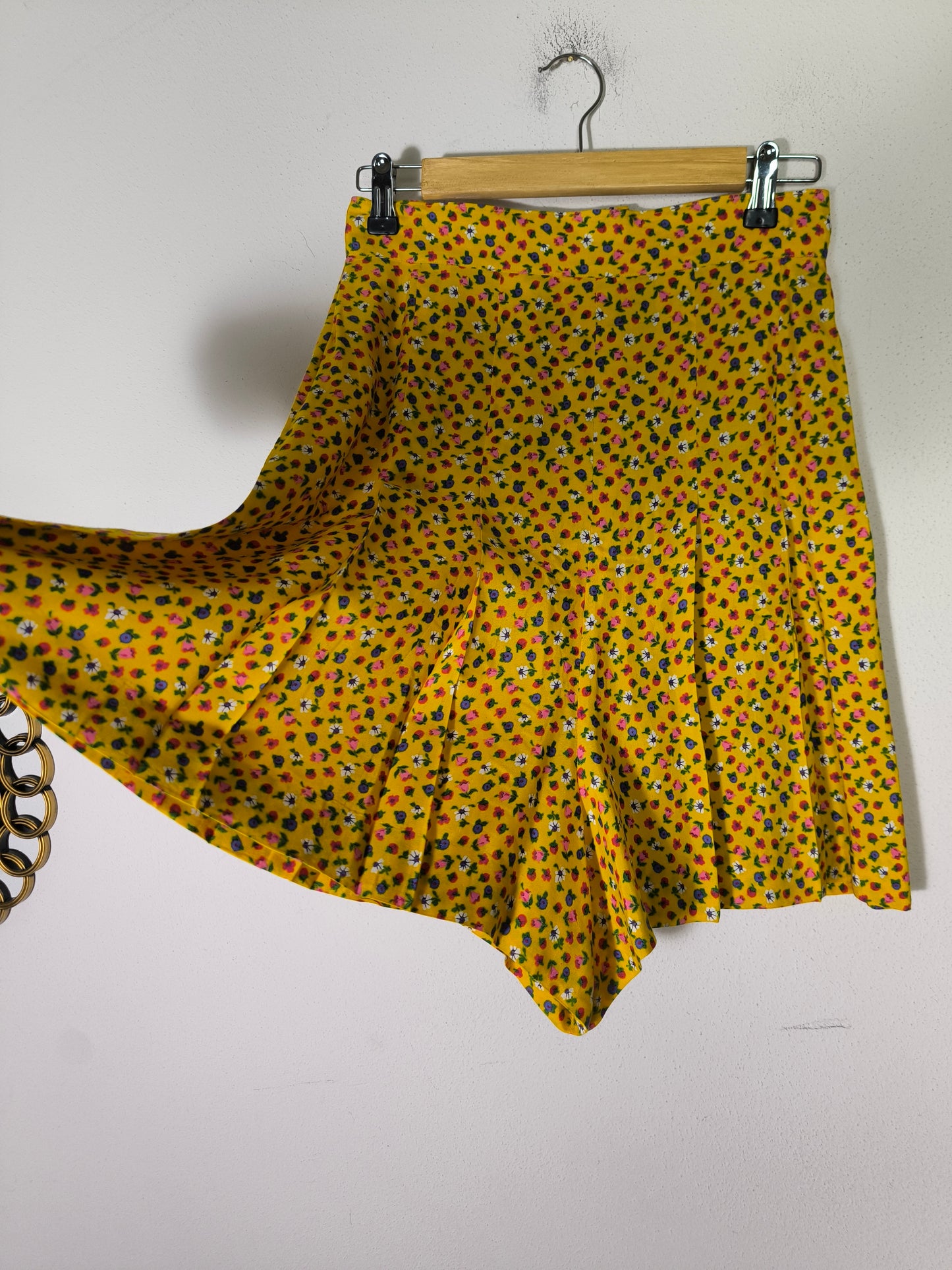 Bermuda giallo vintage in cotone con fiorellini