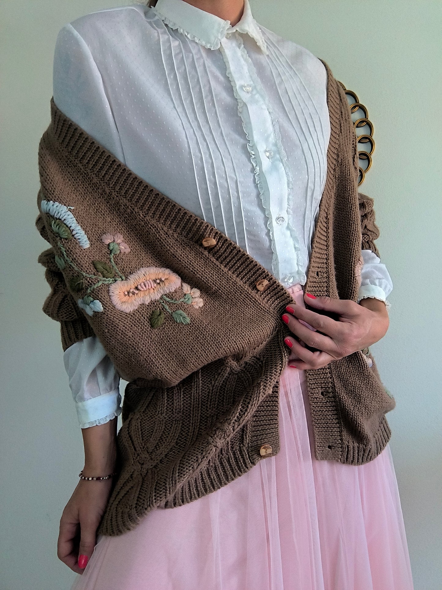 Cardigan marrone con ricami floreali