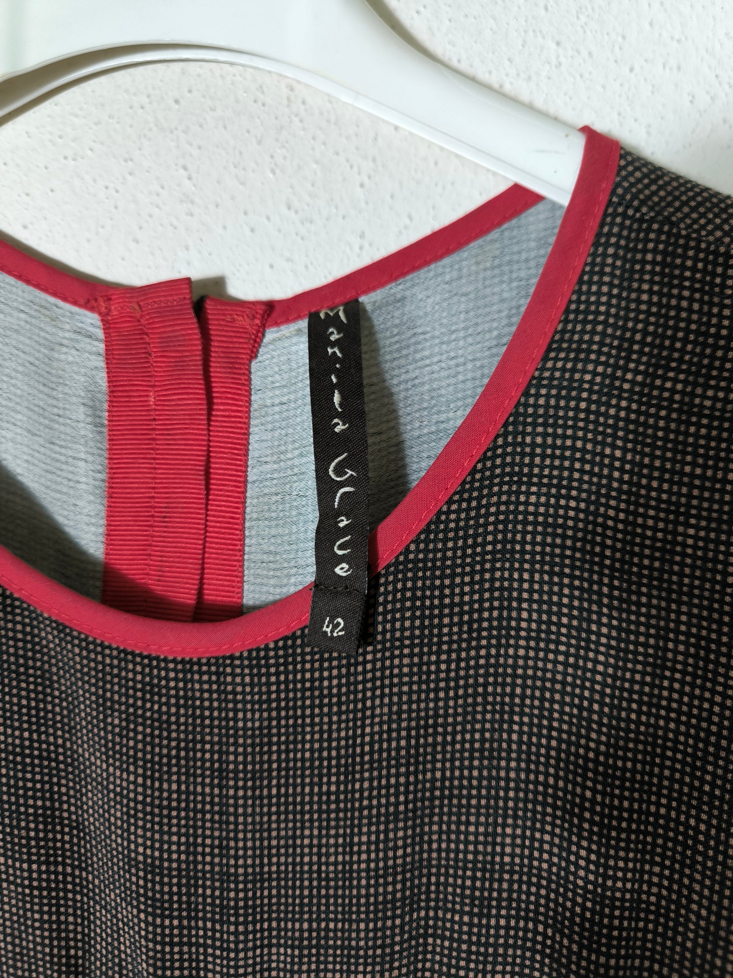 Blusa Manila Grace marrone con fantasia rossa centrale One size