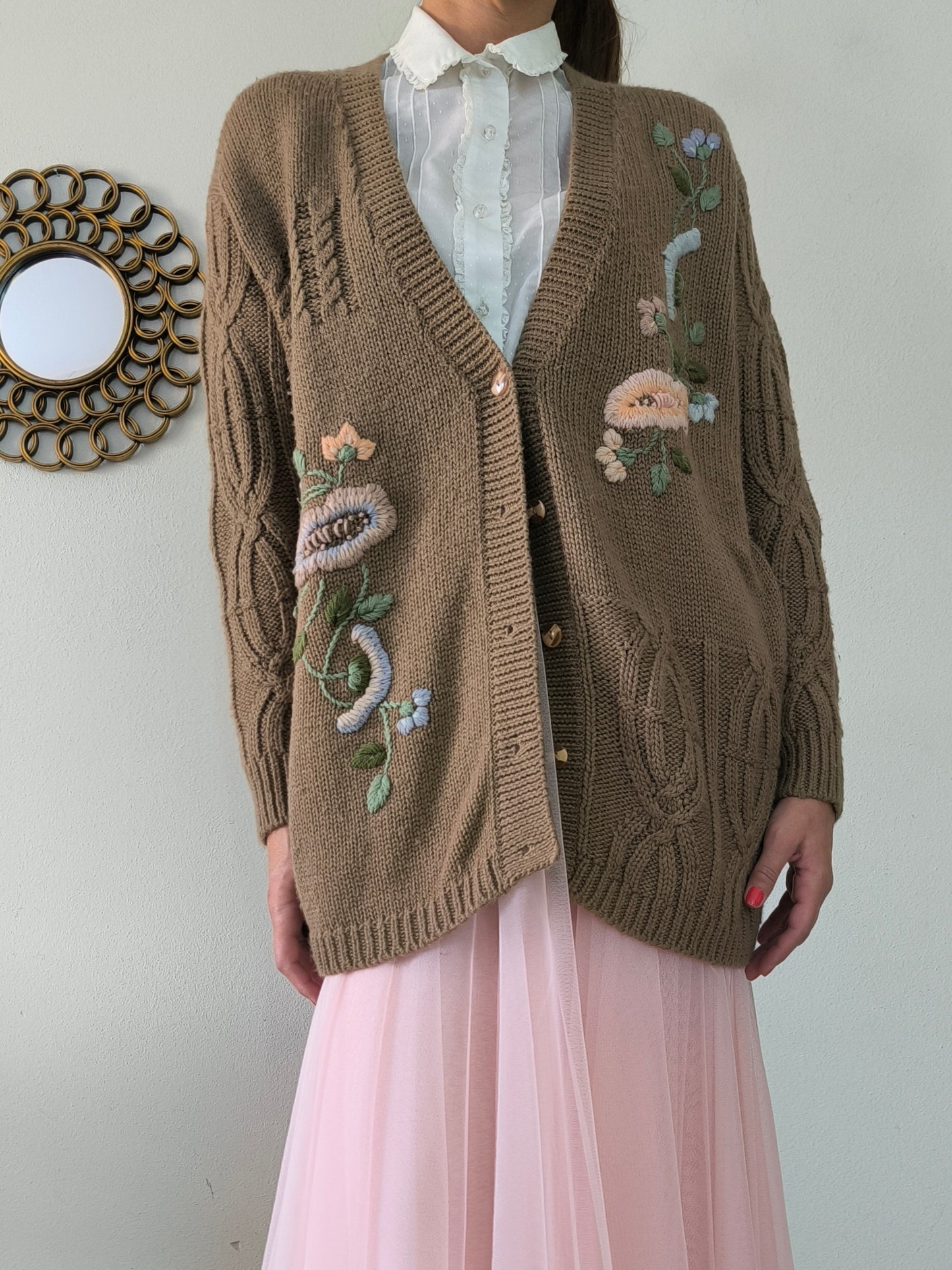 Cardigan marrone con ricami floreali