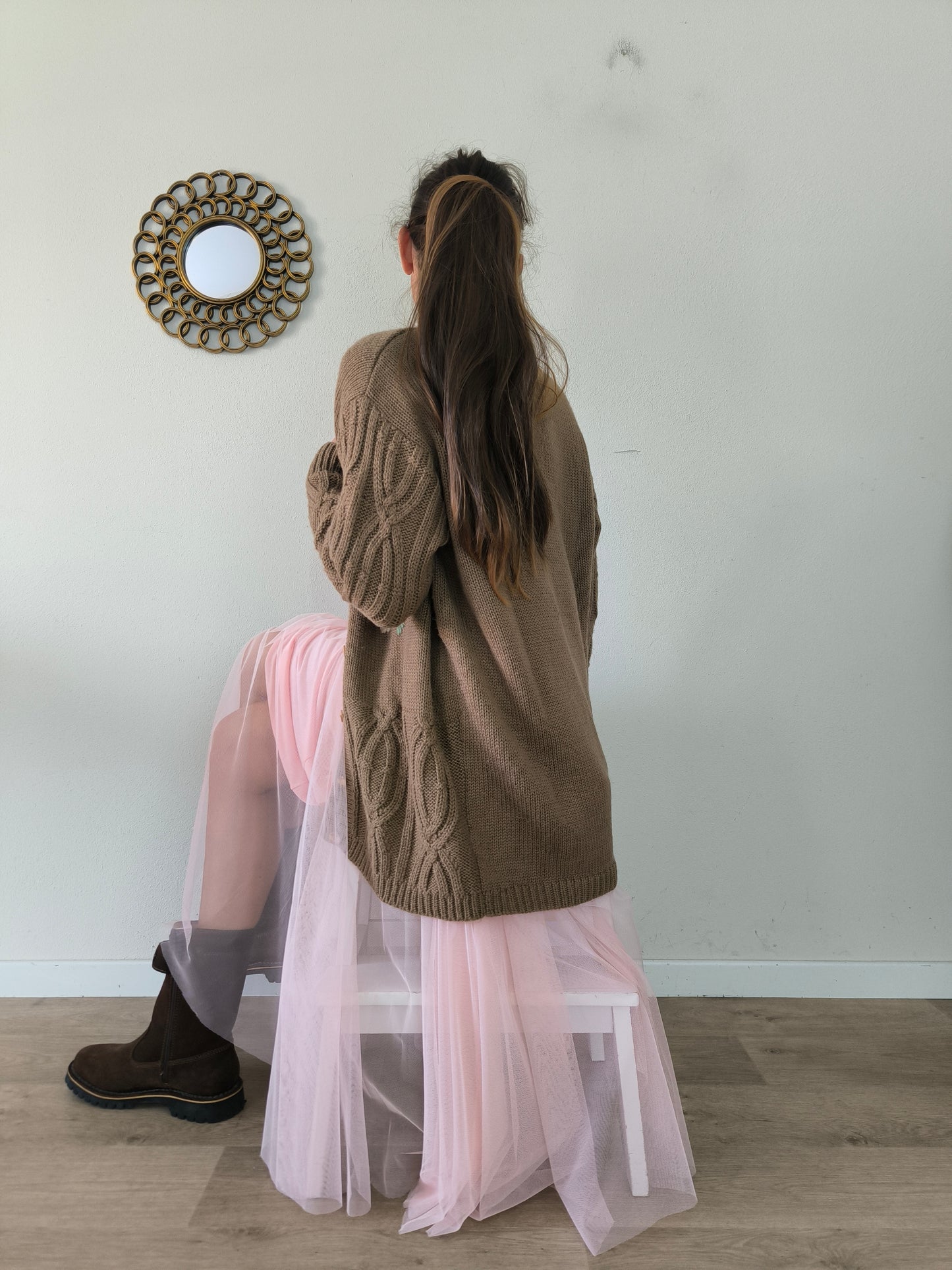 Cardigan marrone con ricami floreali