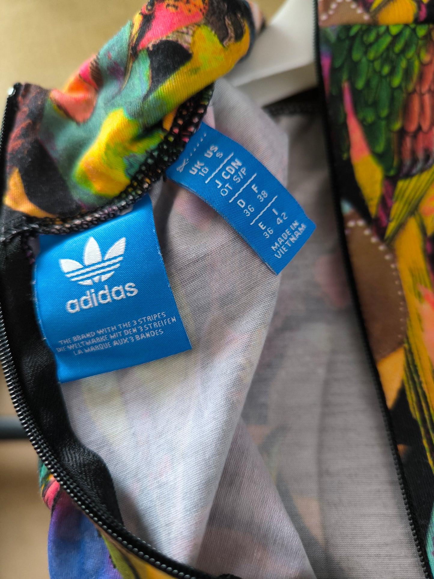 Adidas top cropped colorato con logo centrale tg M