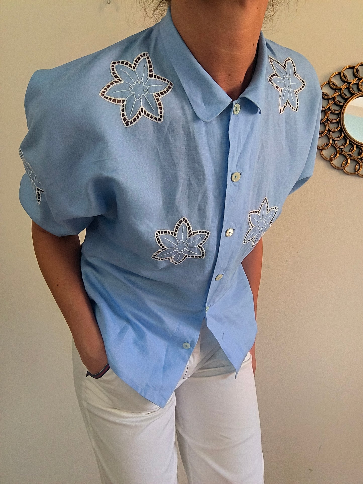 Camicetta sartoriale azzurra ricamata
