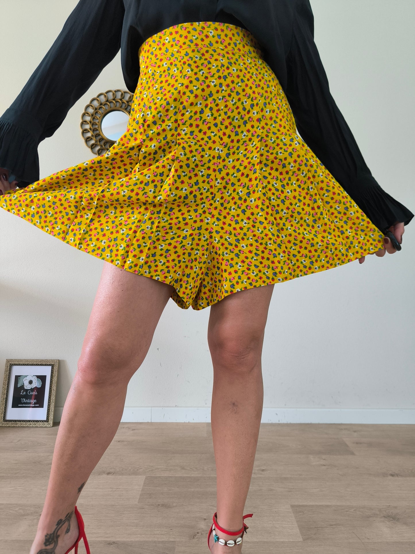 Bermuda giallo vintage in cotone con fiorellini