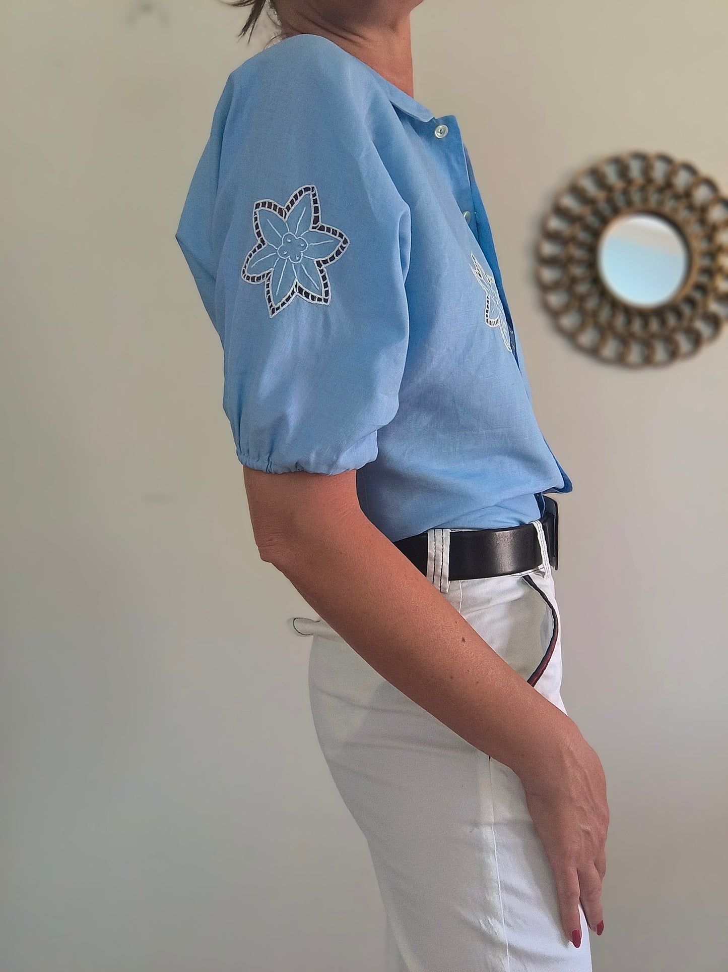 Camicetta sartoriale azzurra ricamata