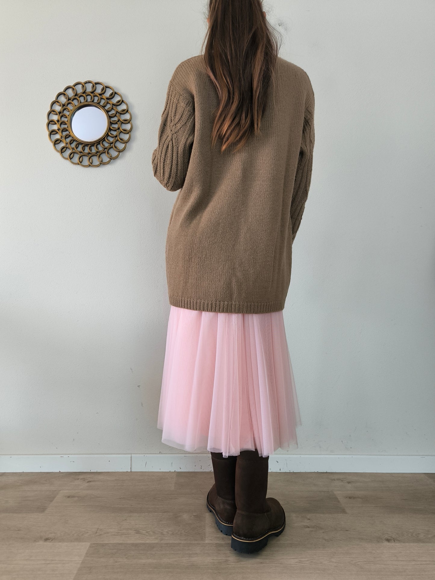 Cardigan marrone con ricami floreali