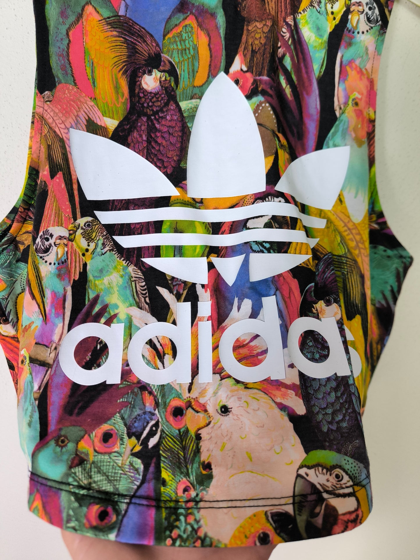 Adidas top cropped colorato con logo centrale tg M