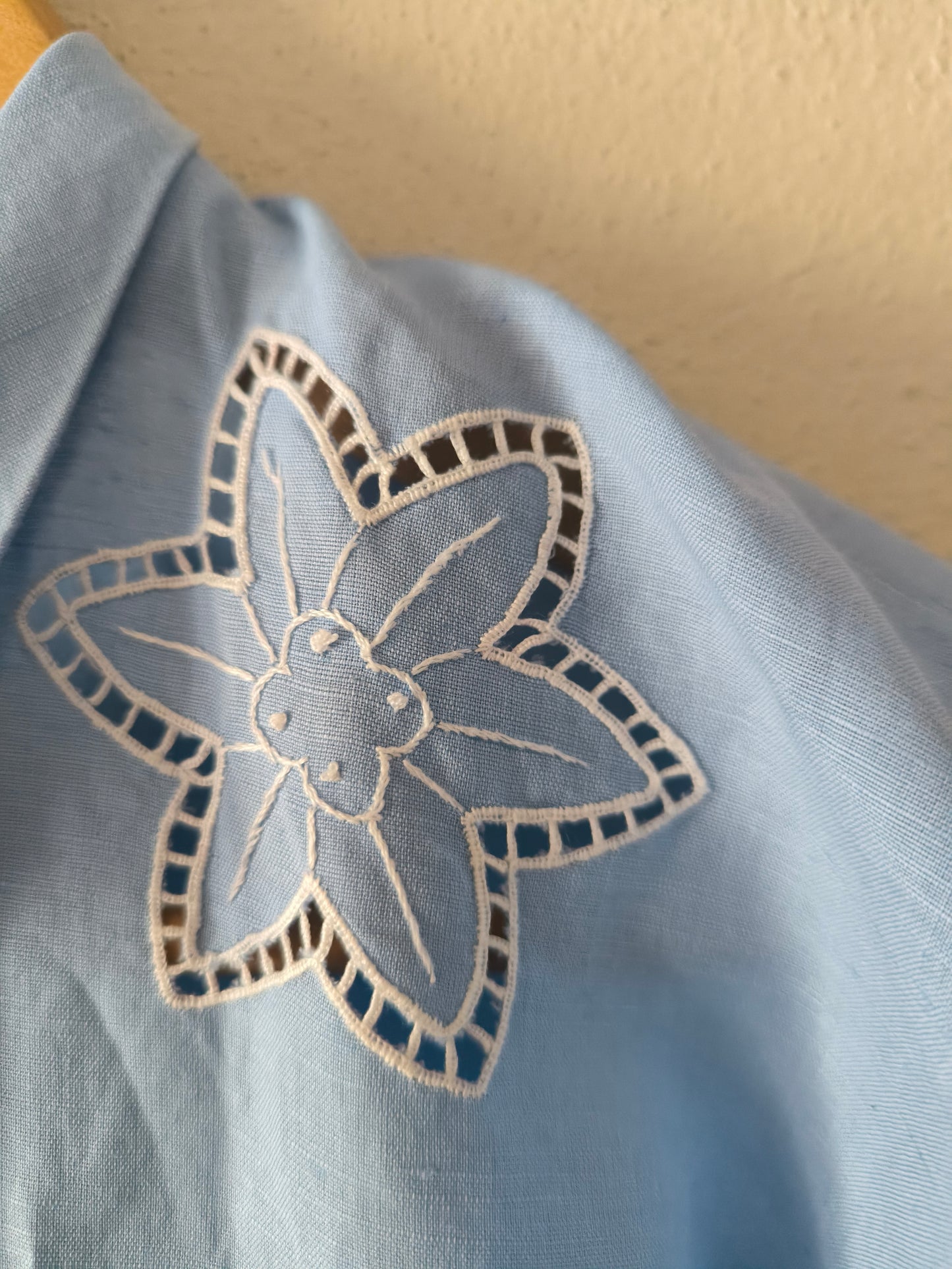 Camicetta sartoriale azzurra ricamata