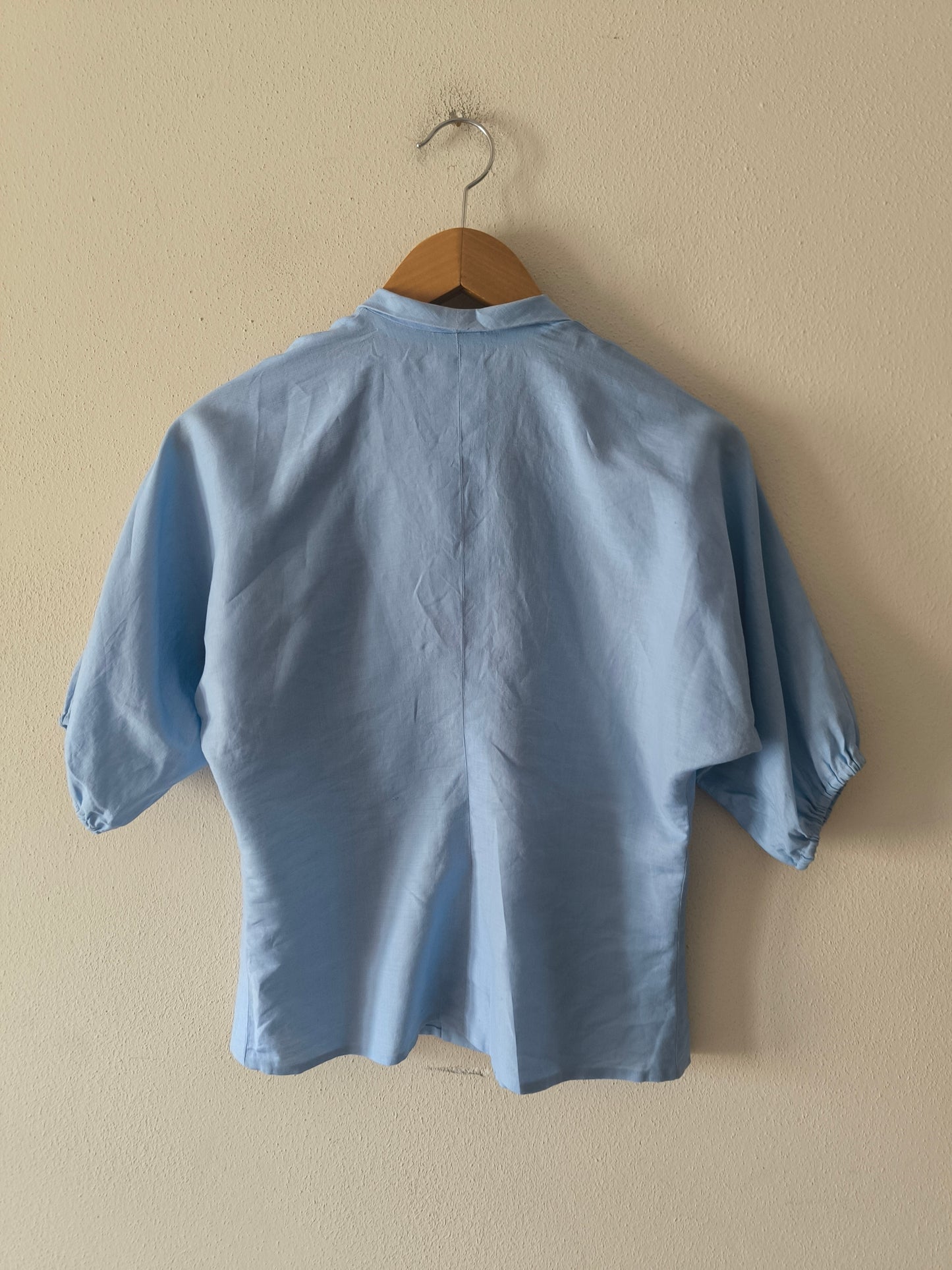 Camicetta sartoriale azzurra ricamata