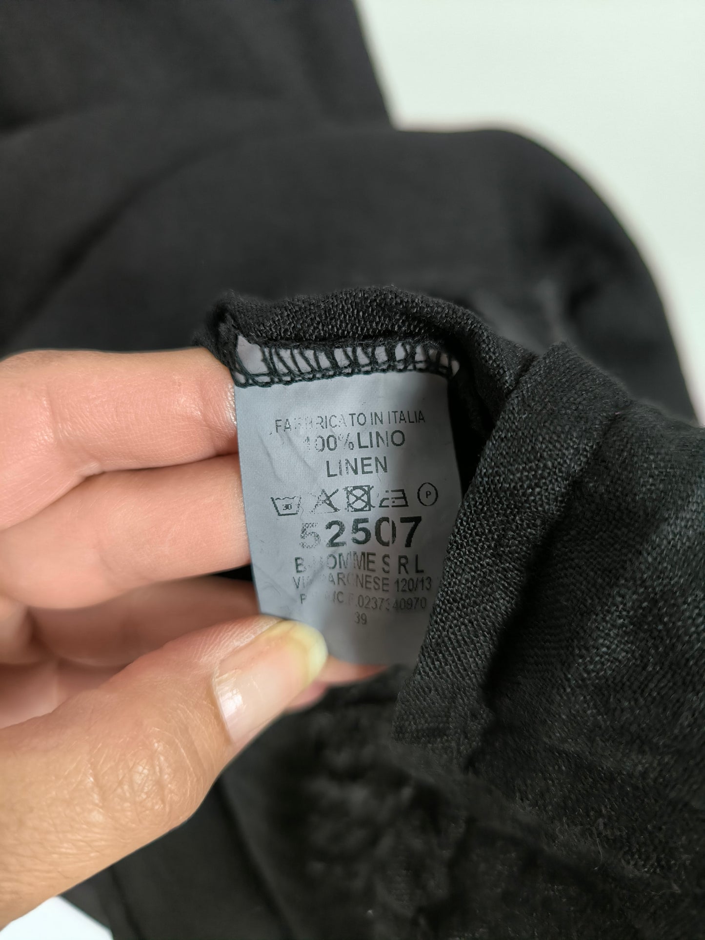 Blusa ampia in lino nero