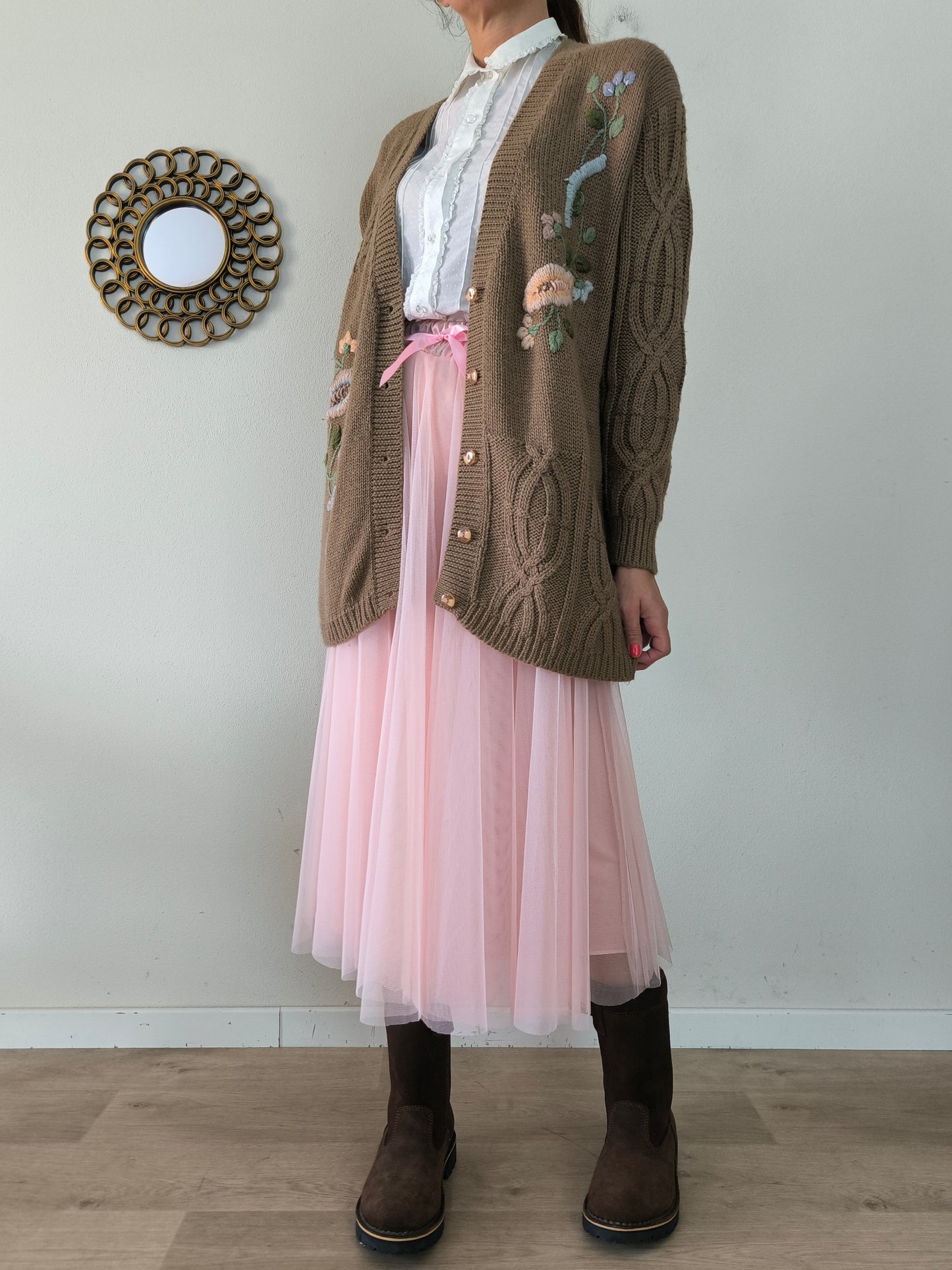Cardigan marrone con ricami floreali