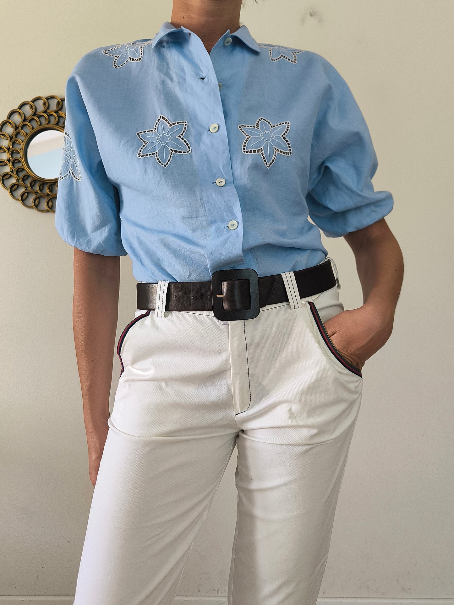 Camicetta sartoriale azzurra ricamata