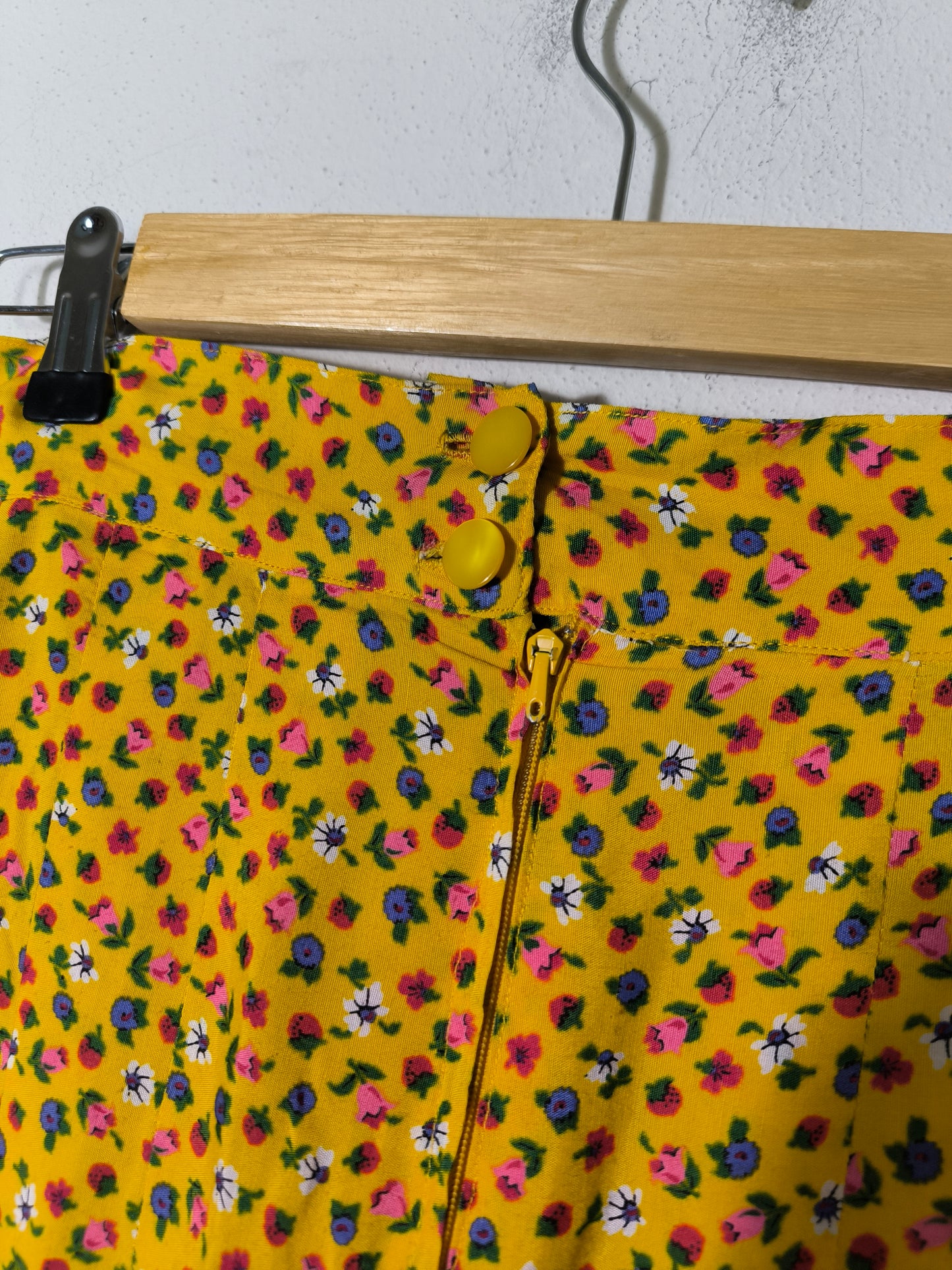 Bermuda giallo vintage in cotone con fiorellini