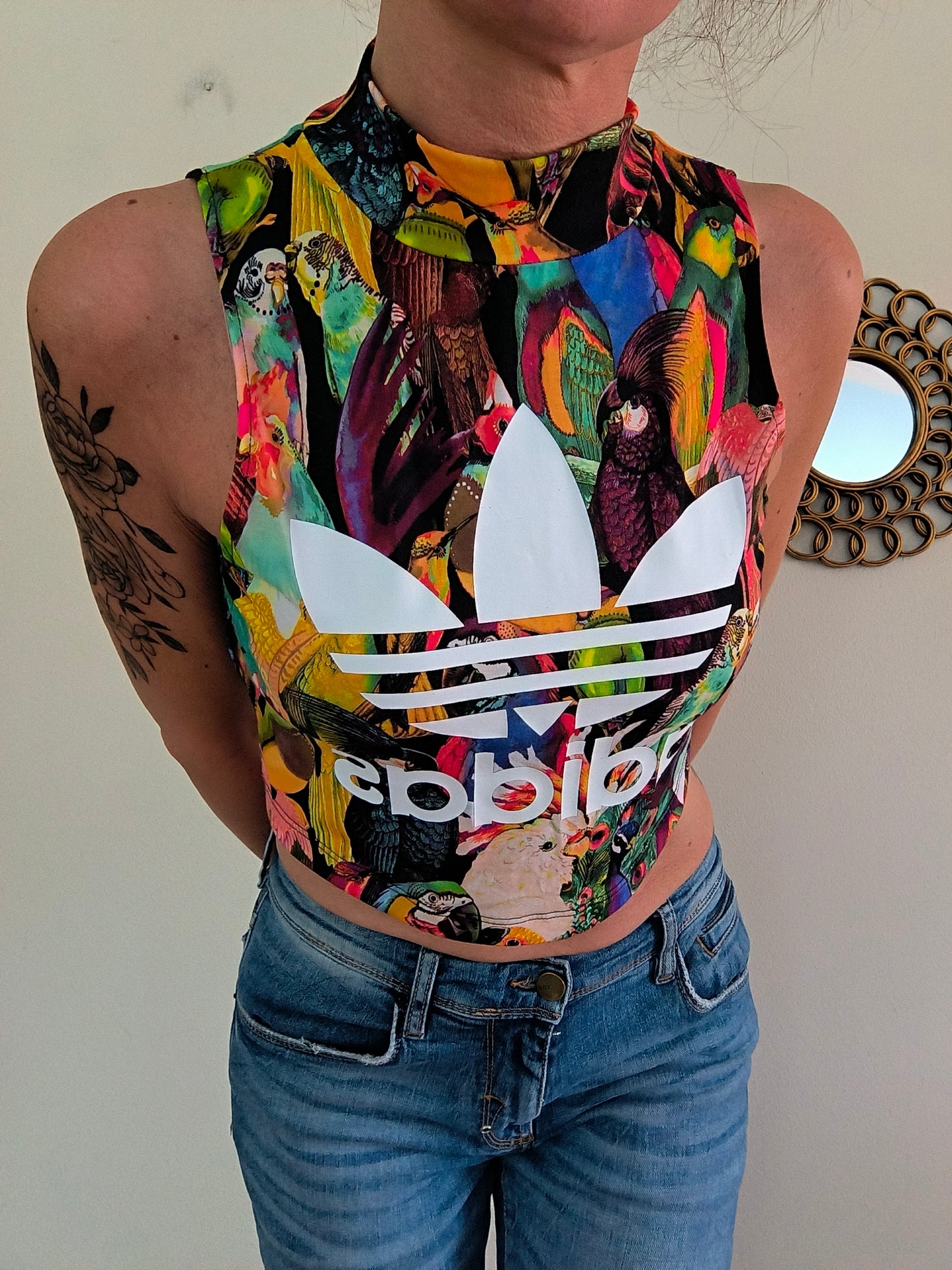 Adidas top cropped colorato con logo centrale tg M