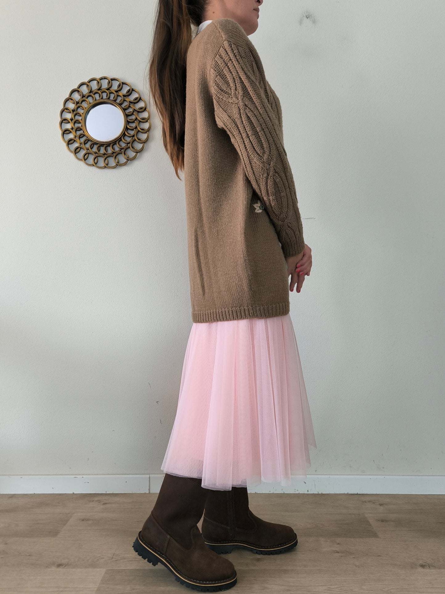 Cardigan marrone con ricami floreali