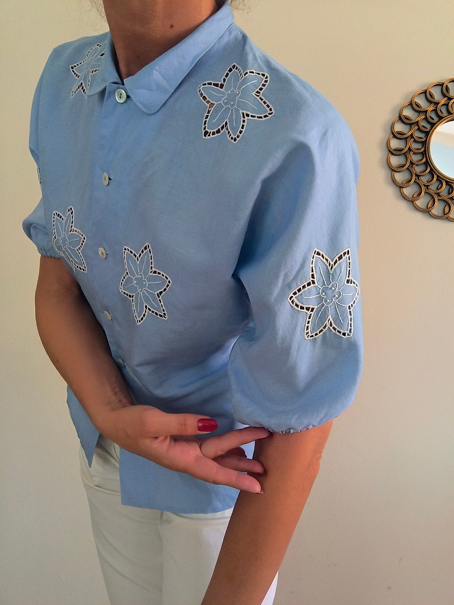 Camicetta sartoriale azzurra ricamata