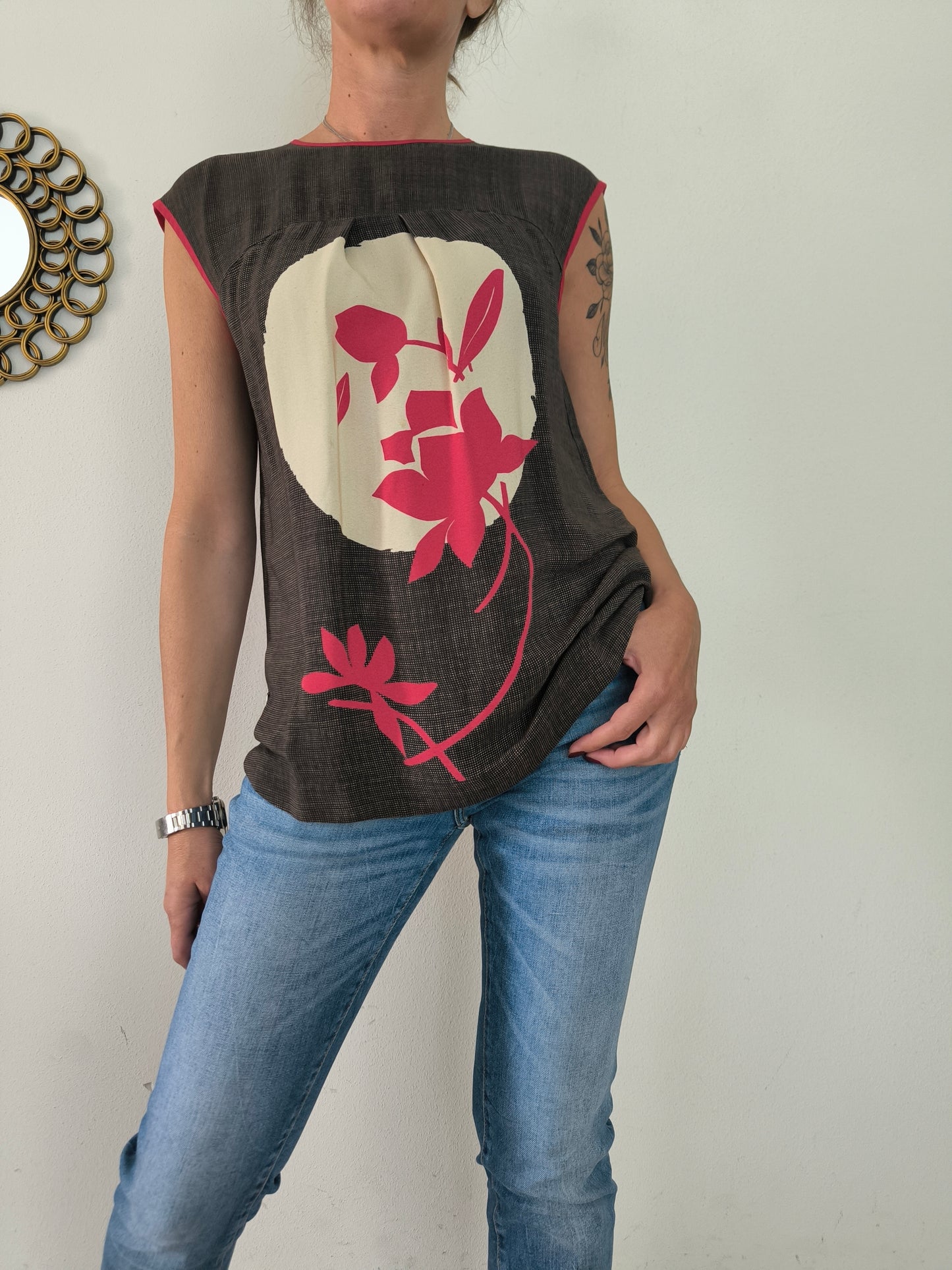 Blusa Manila Grace marrone con fantasia rossa centrale One size