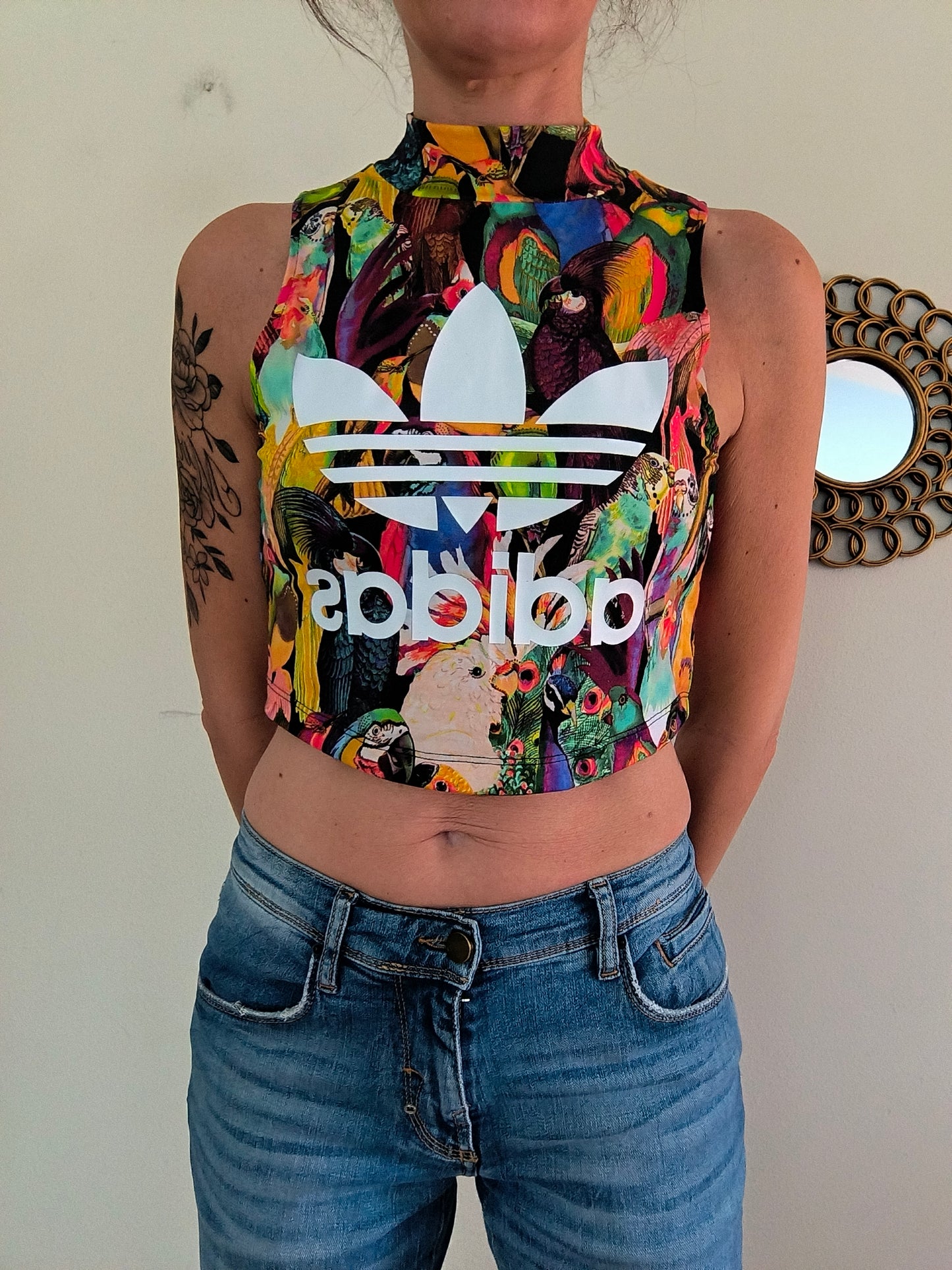 Adidas top cropped colorato con logo centrale tg M