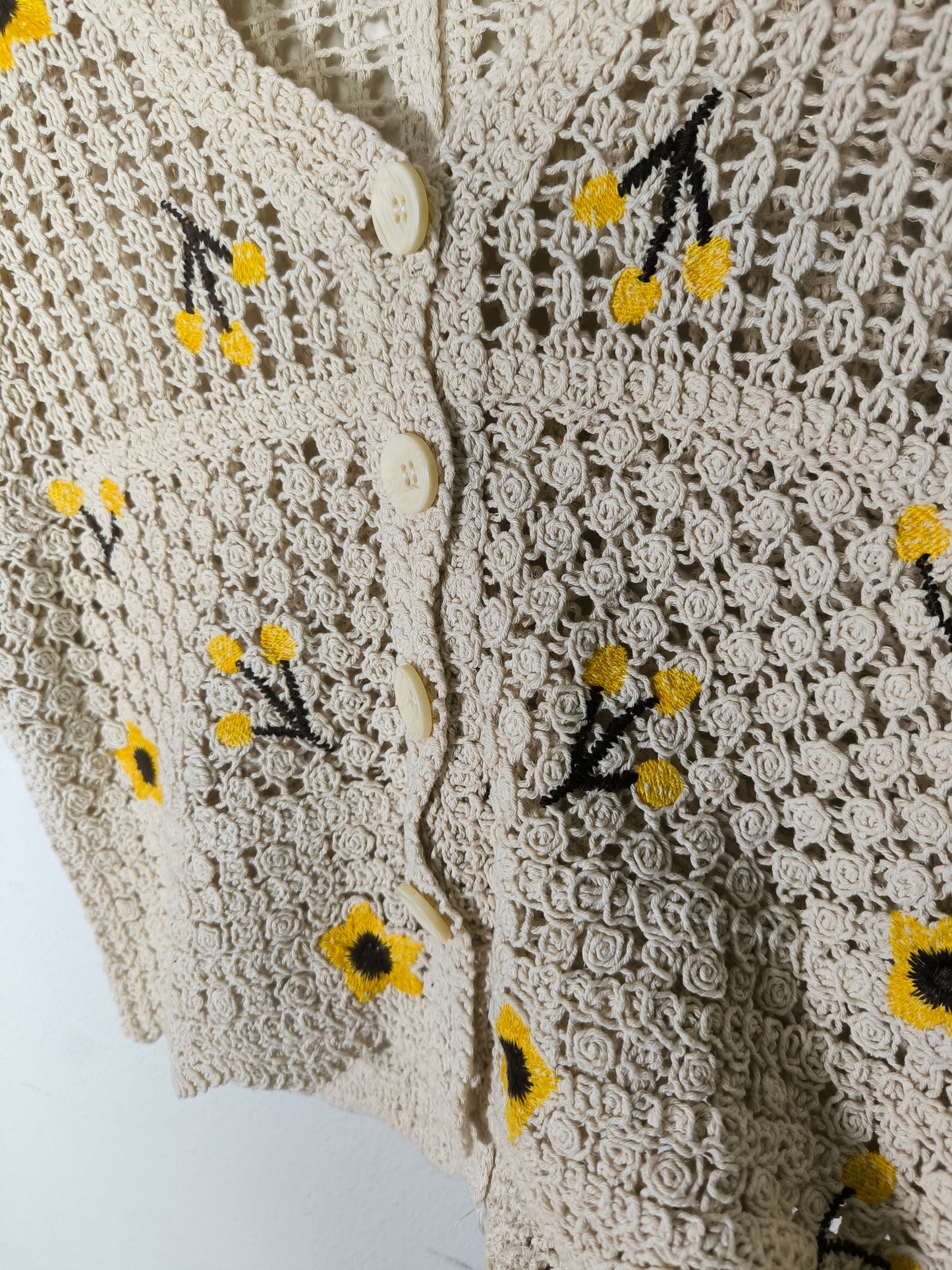 Giacchino crochet con fiori gialli