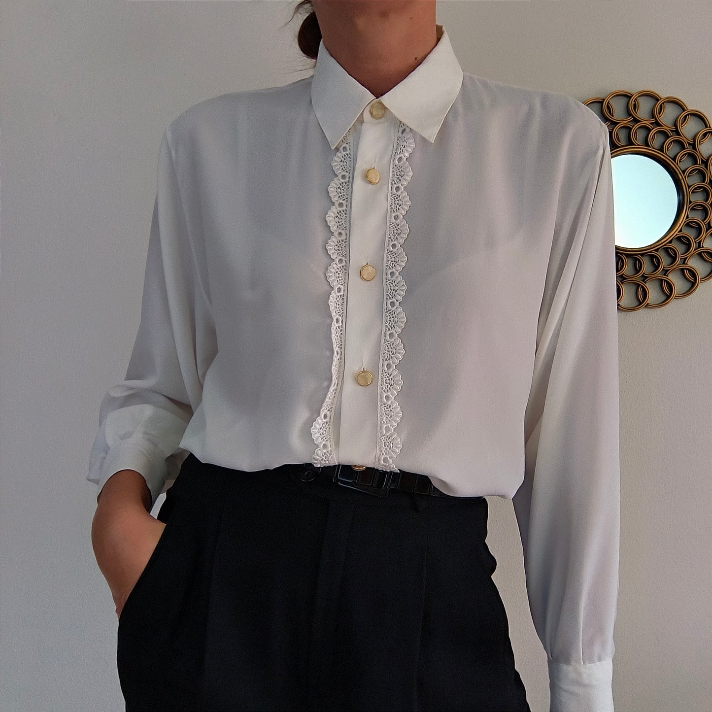 Camicia vintage bianca con pizzo centrale