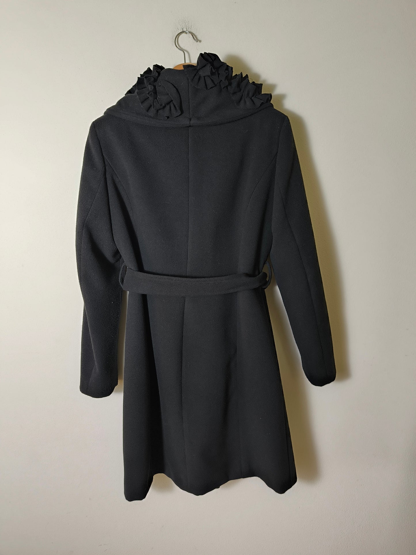 Cappotto nero con ruches