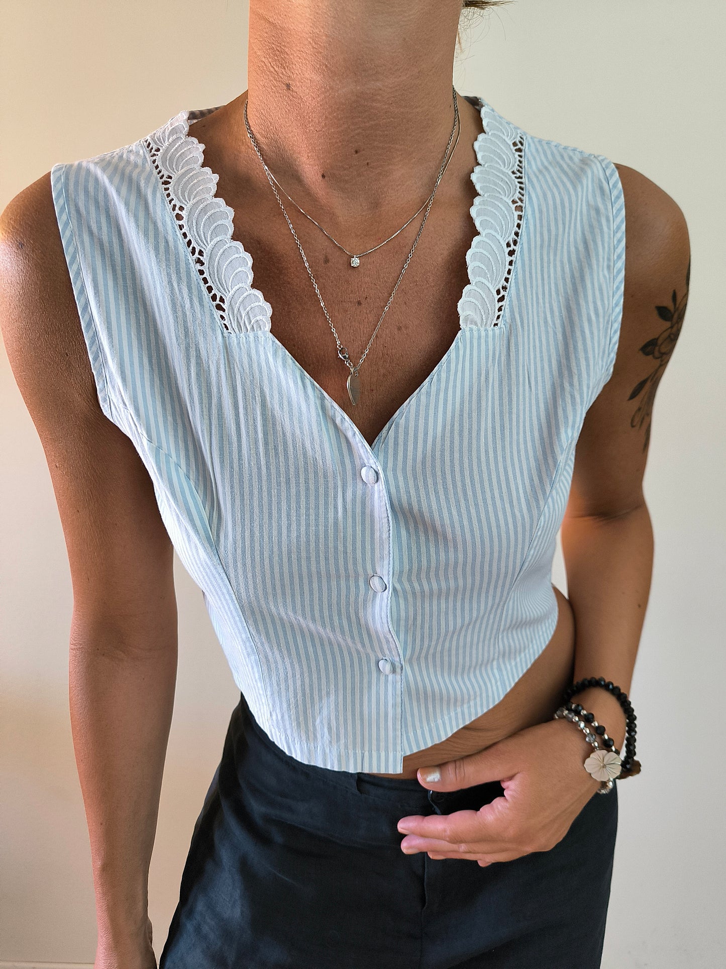 Top vintage sartoriale in cotone a righe bianco/azzurro