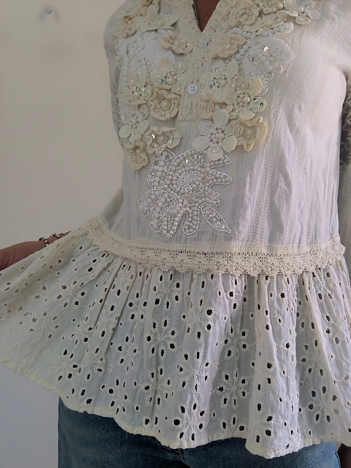 Camicia in cotone e applicazioni