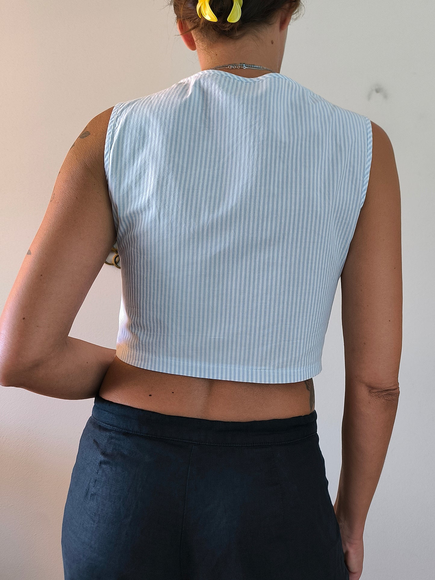 Top vintage sartoriale in cotone a righe bianco/azzurro