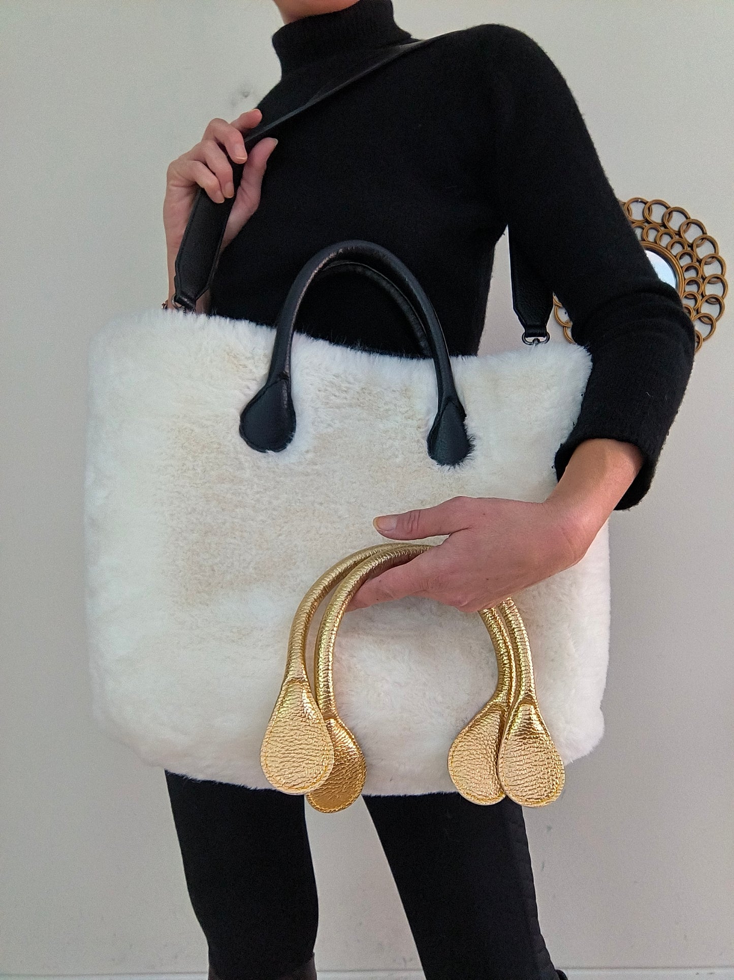 O'bag in pelliccia bianca con manico intercambiabile dorato