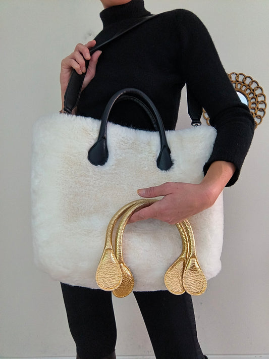 O'bag in pelliccia bianca con manico intercambiabile dorato