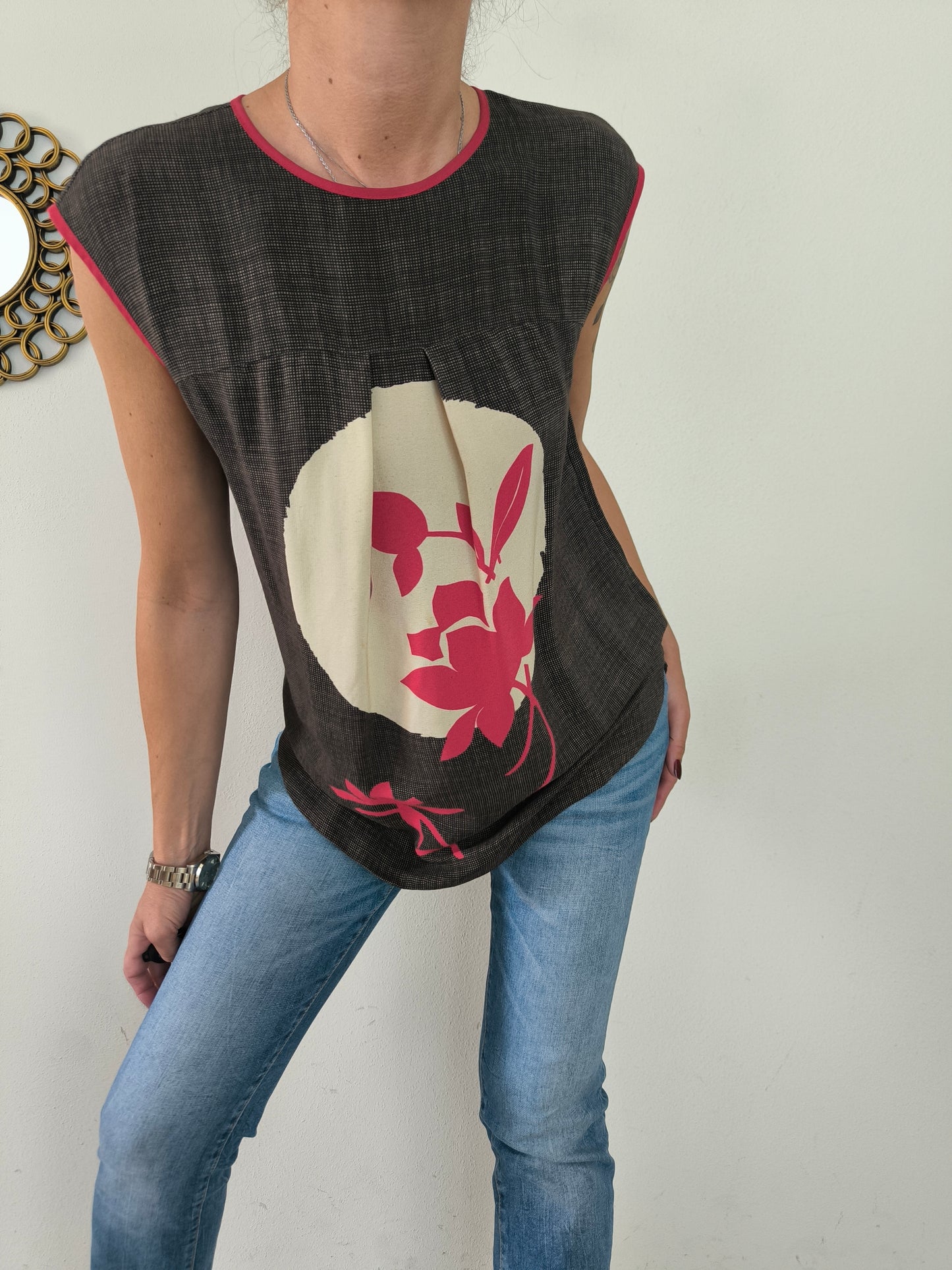Blusa Manila Grace marrone con fantasia rossa centrale One size