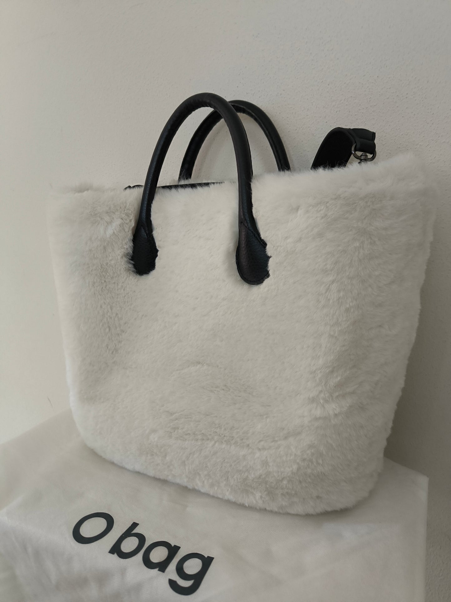 O'bag in pelliccia bianca con manico intercambiabile dorato
