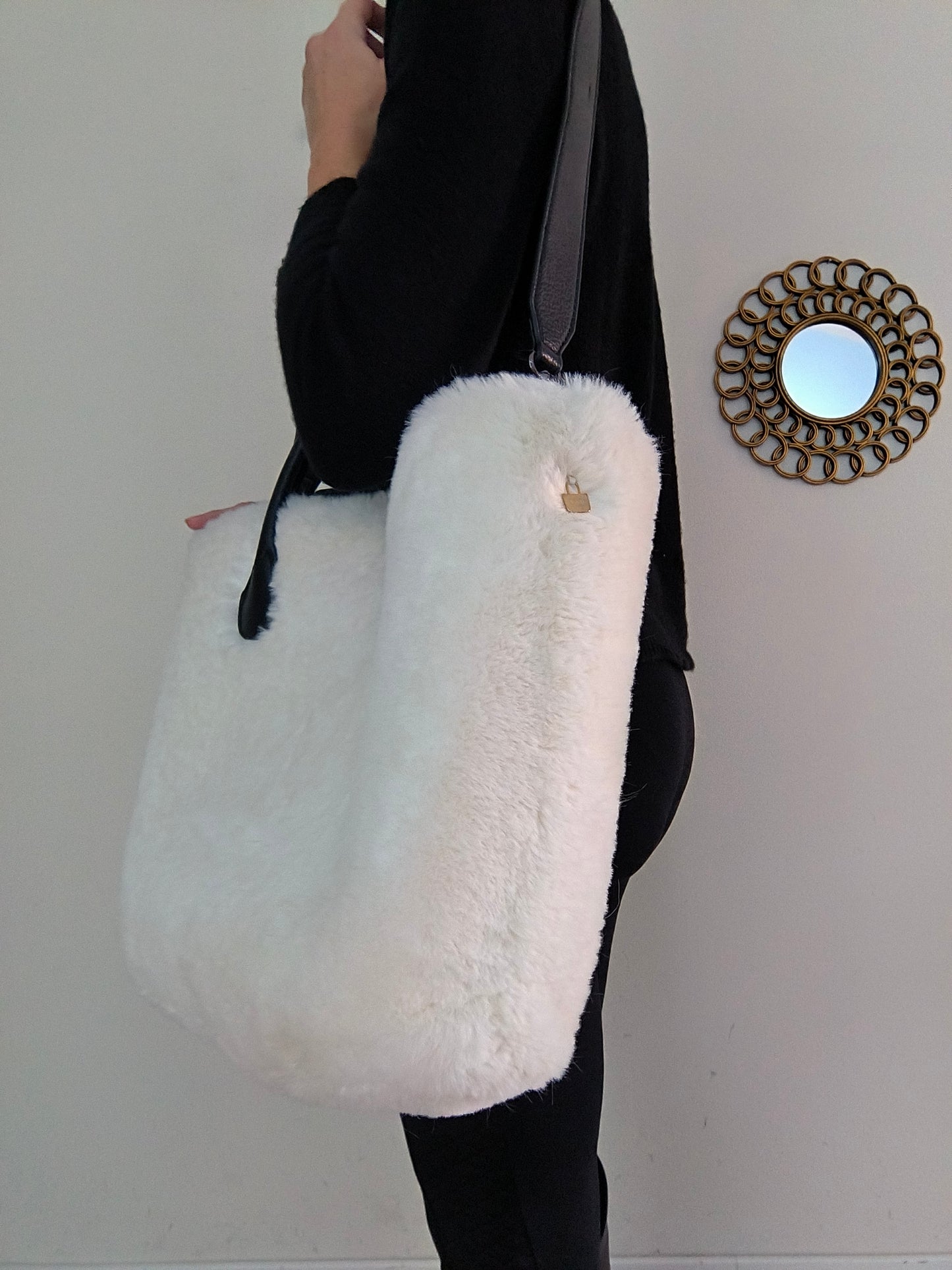 O'bag in pelliccia bianca con manico intercambiabile dorato