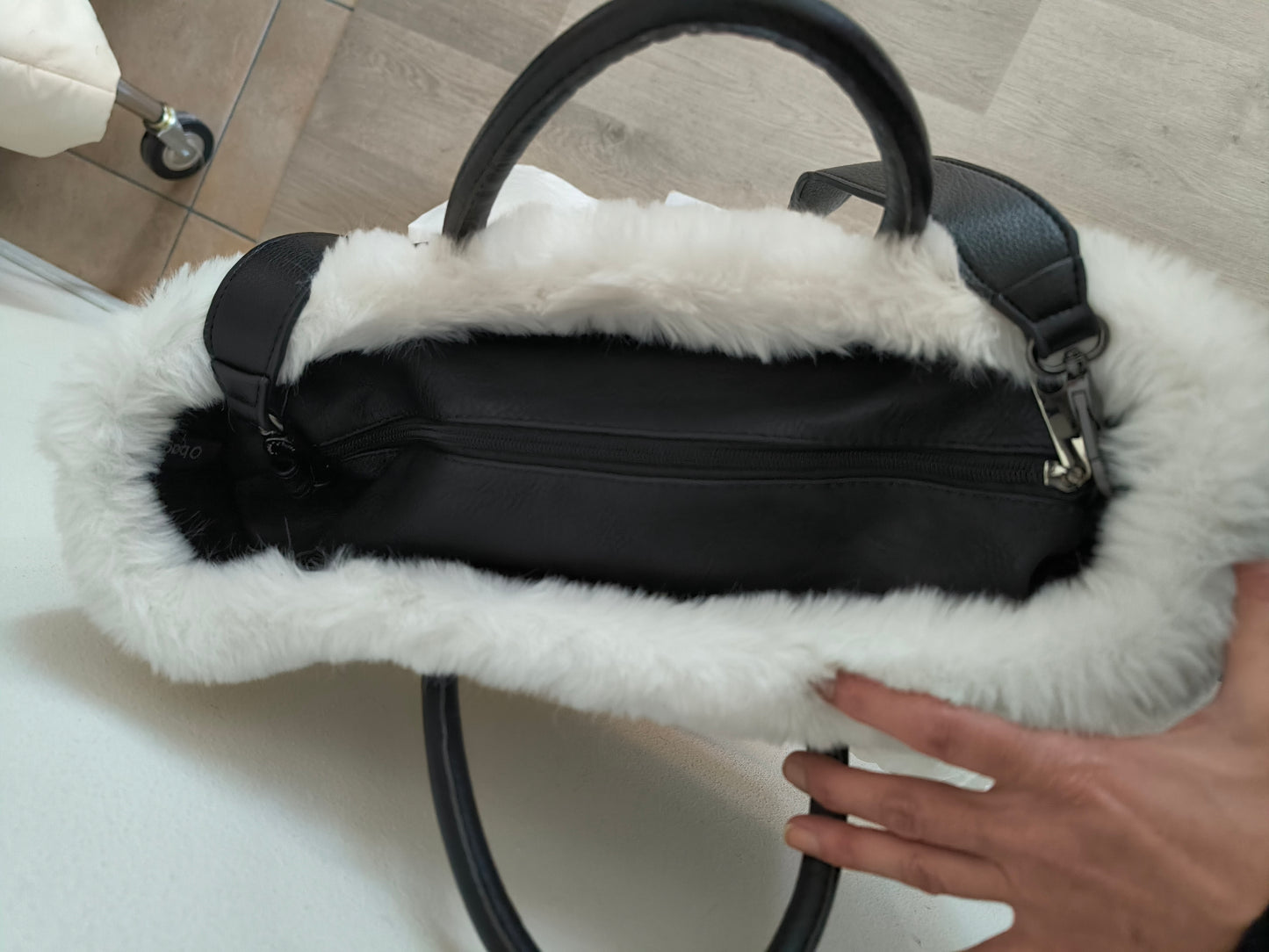 O'bag in pelliccia bianca con manico intercambiabile dorato