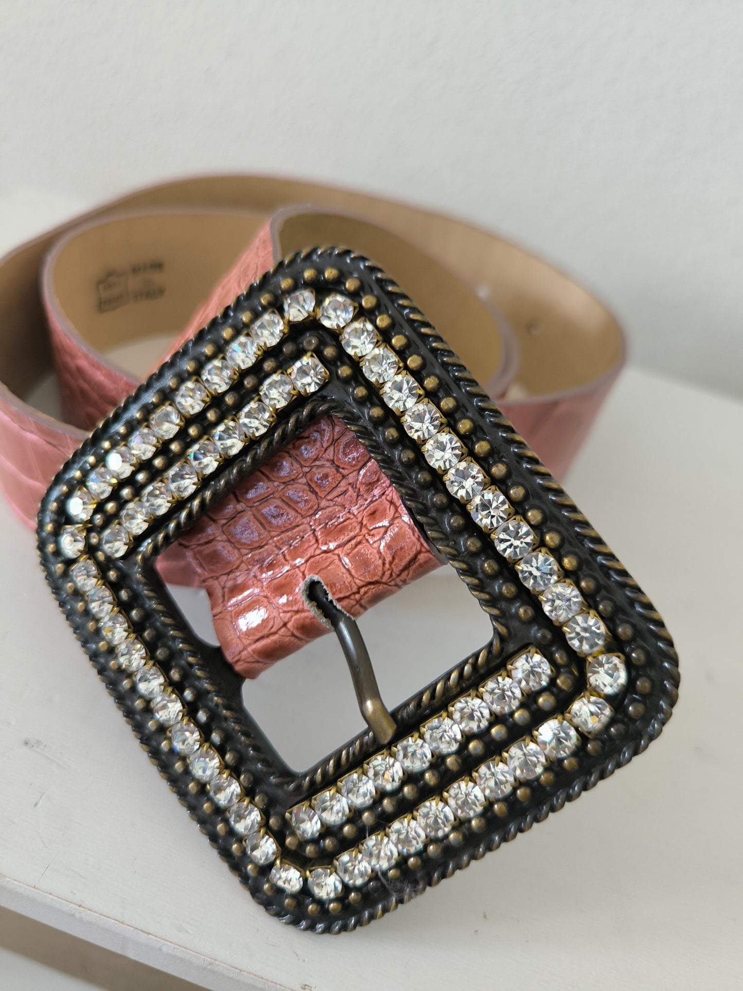 Cintura in pelle con grande fibbia brillantini