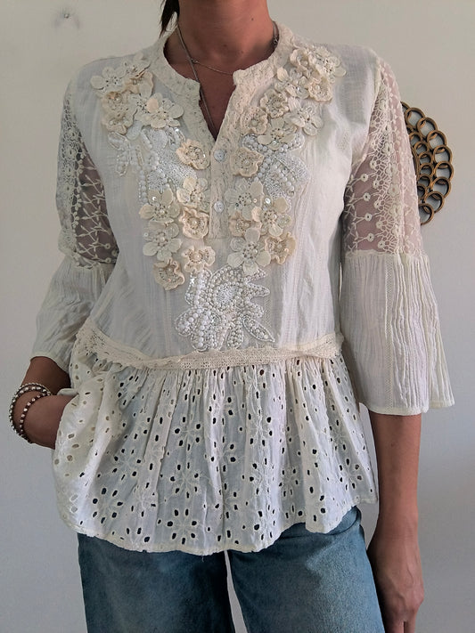 Camicia in cotone e applicazioni