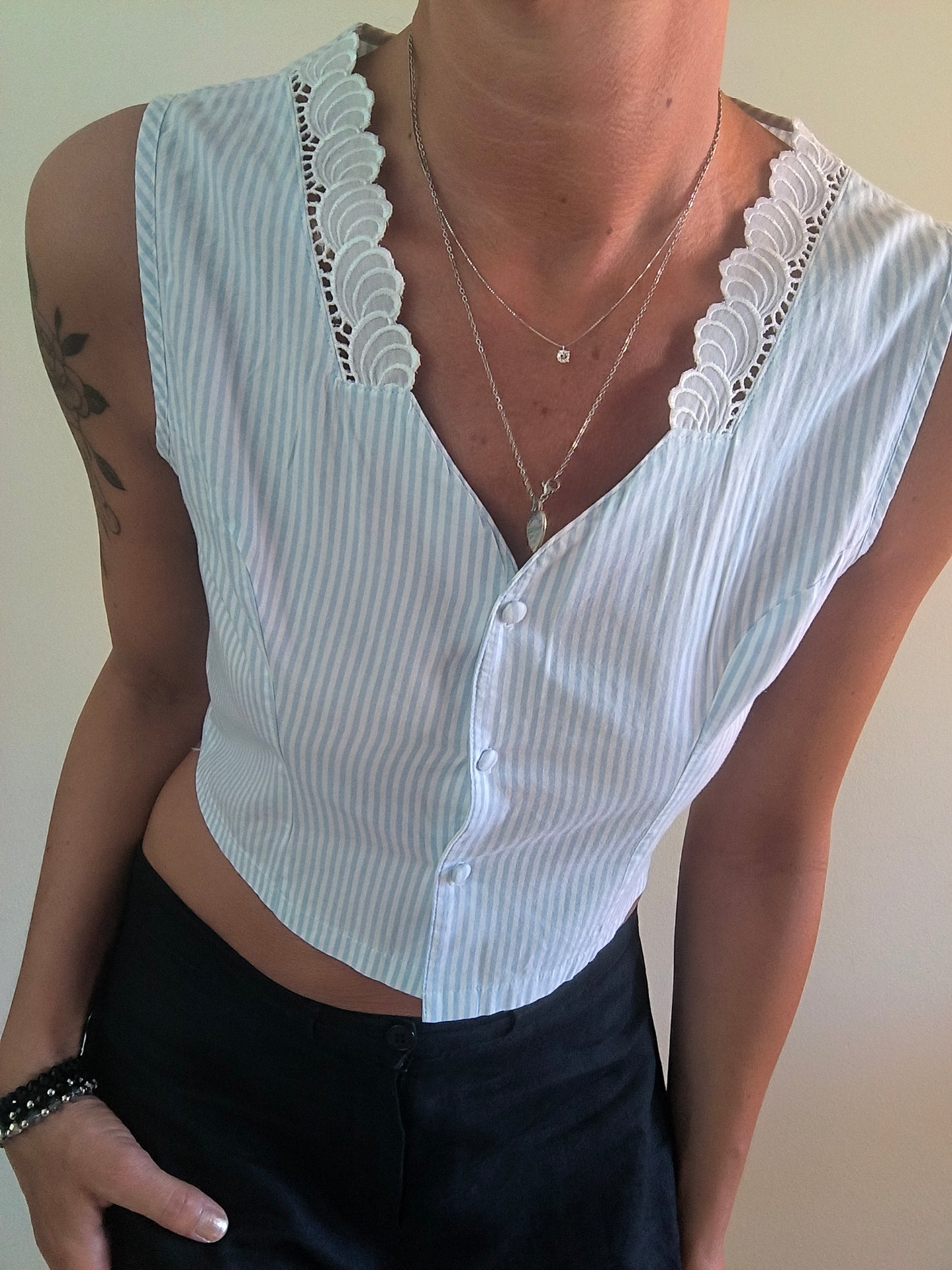 Top vintage sartoriale in cotone a righe bianco/azzurro