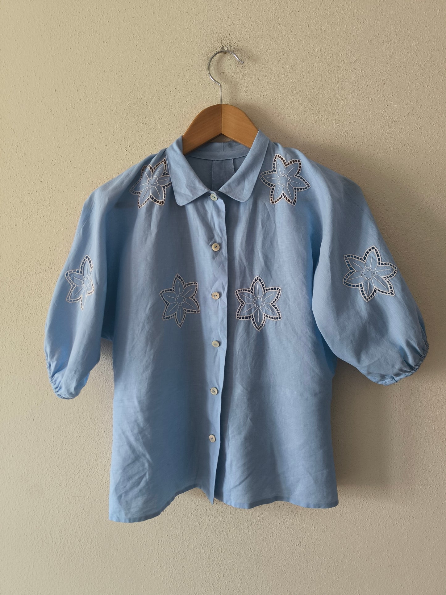 Camicetta sartoriale azzurra ricamata