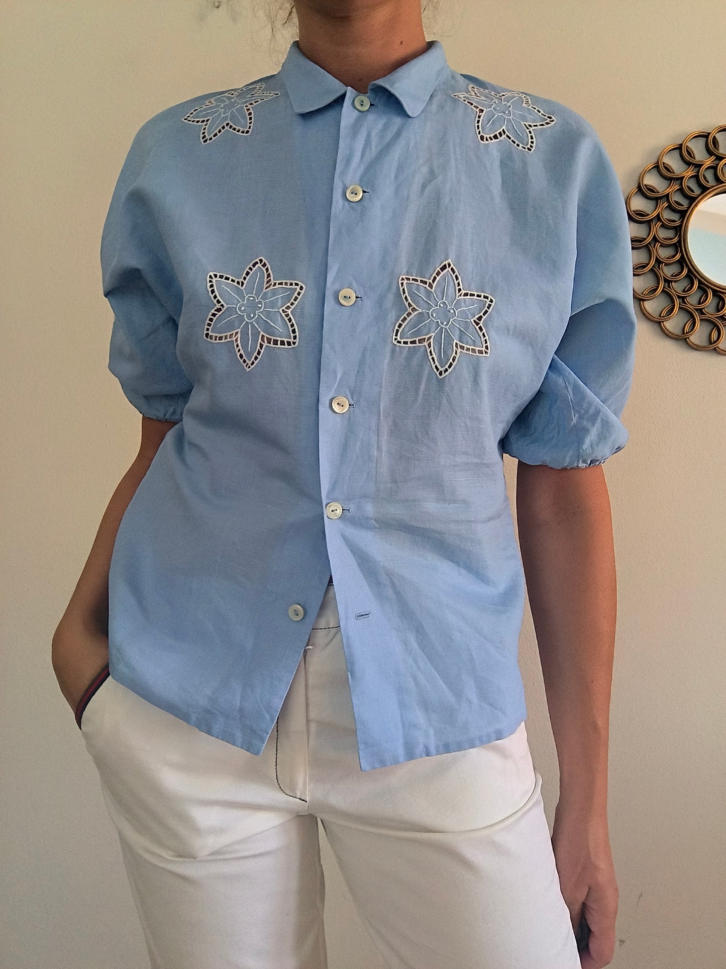 Camicetta sartoriale azzurra ricamata