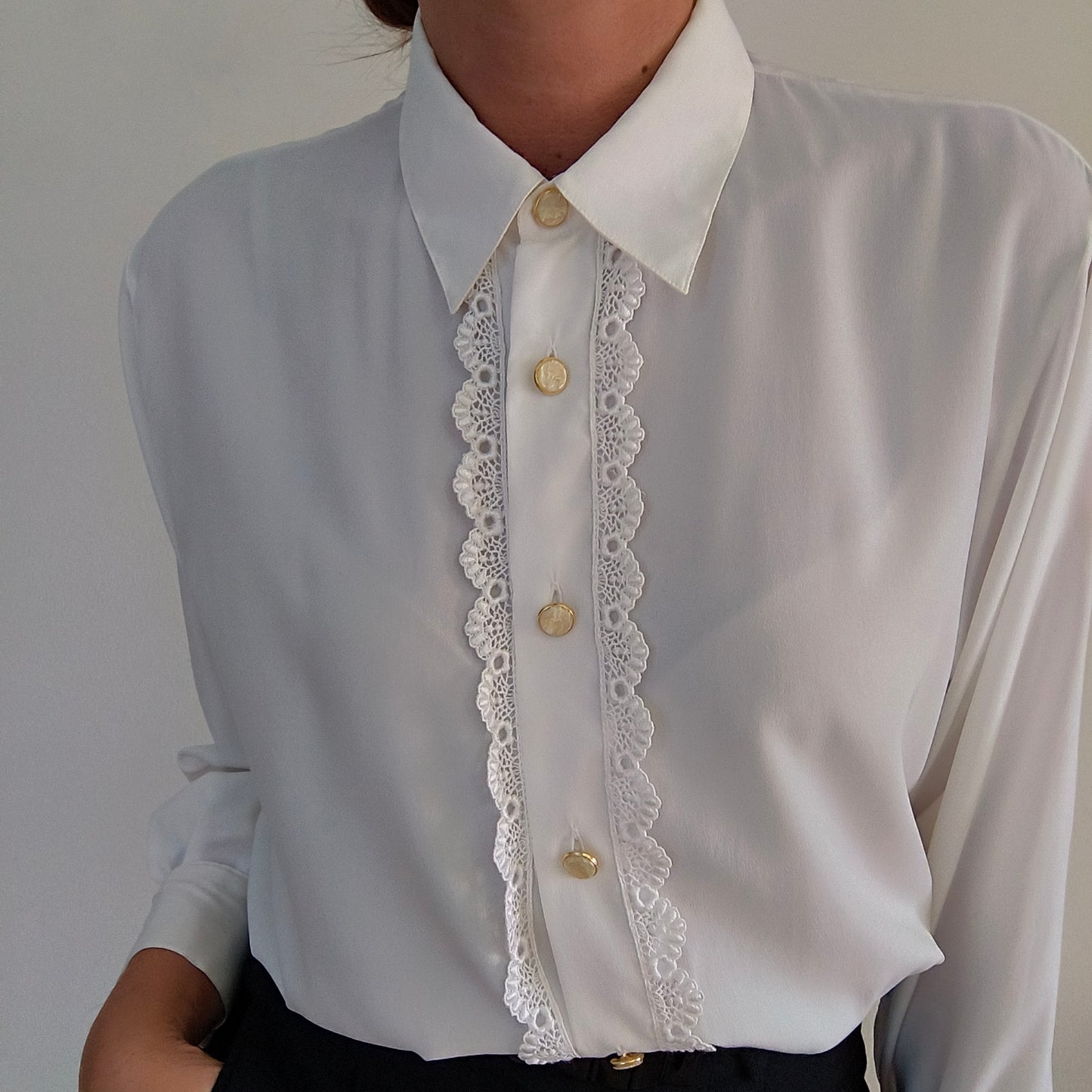 Camicia vintage bianca con pizzo centrale