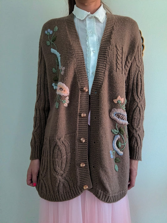 Cardigan marrone con ricami floreali