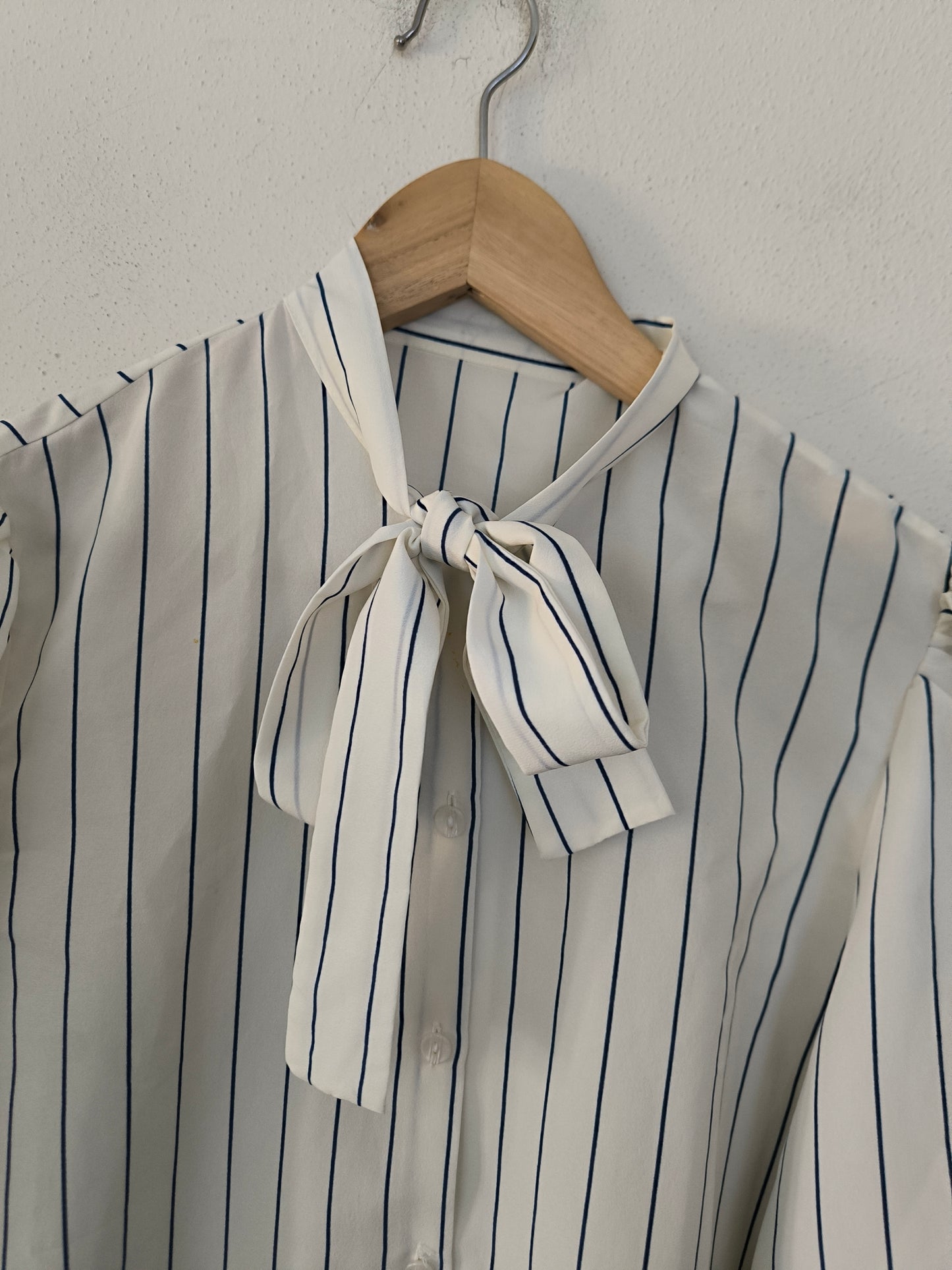 Camicetta vintage bianca rigata in blu, tg Unica