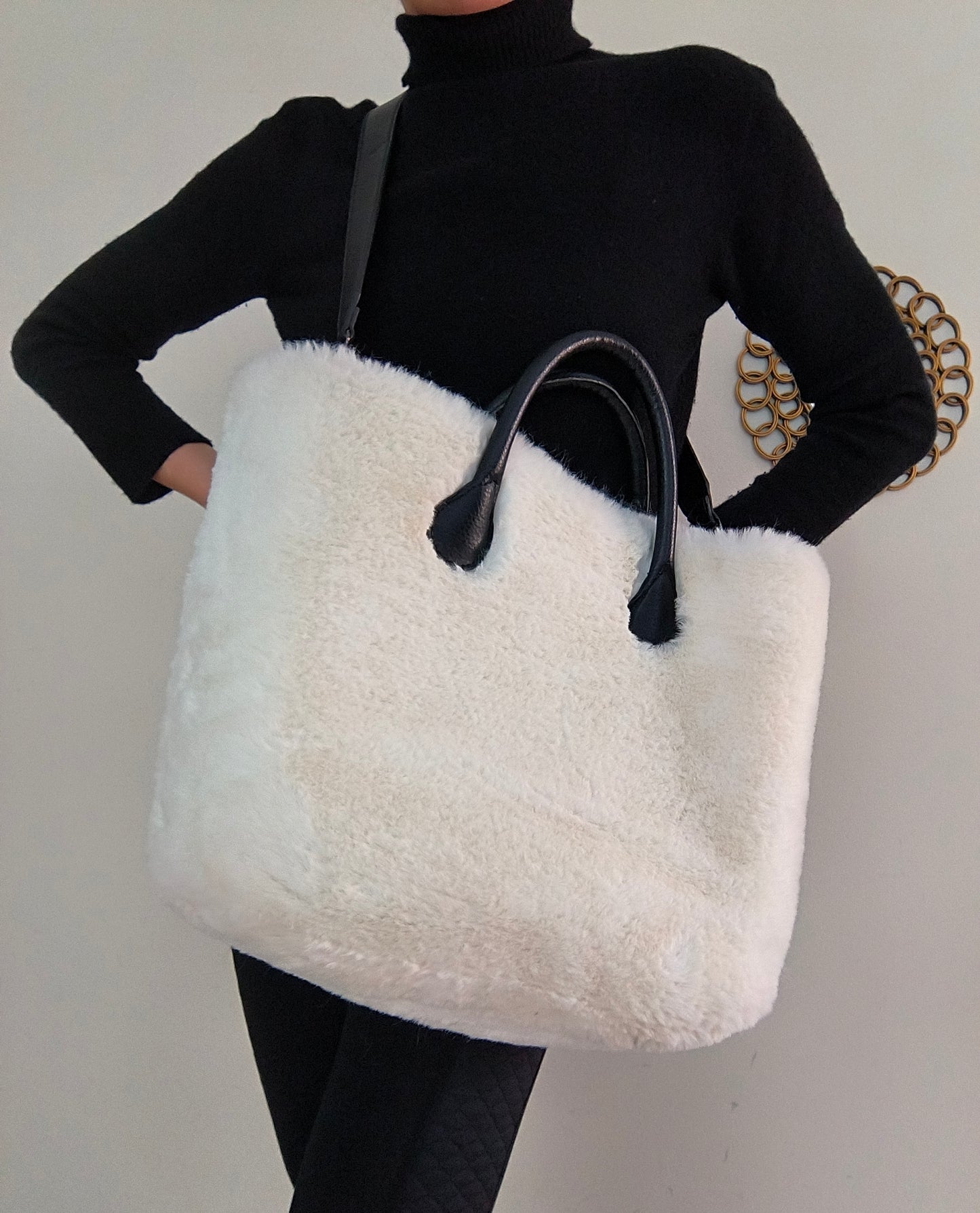 O'bag in pelliccia bianca con manico intercambiabile dorato
