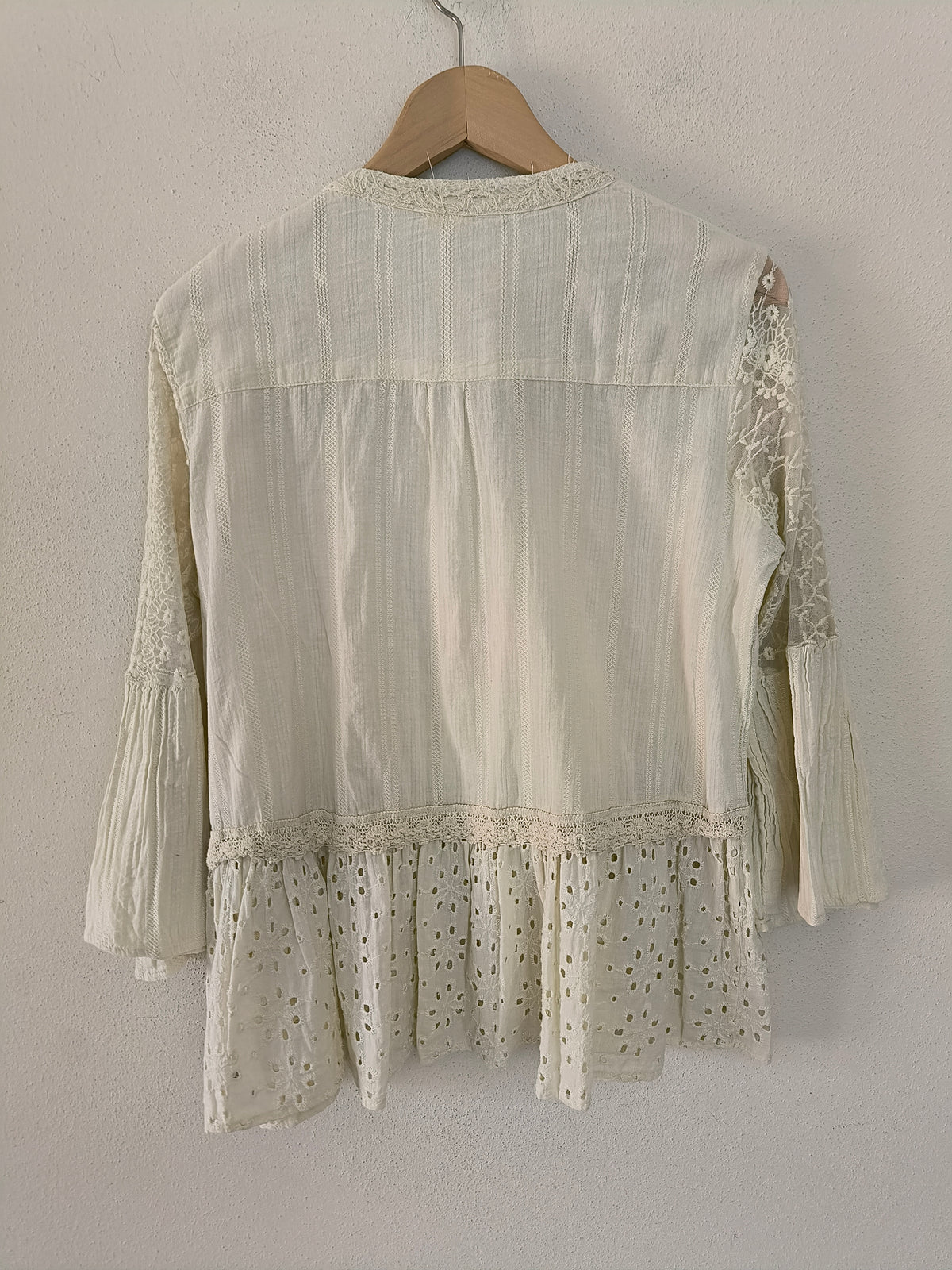 Camicia in cotone e applicazioni