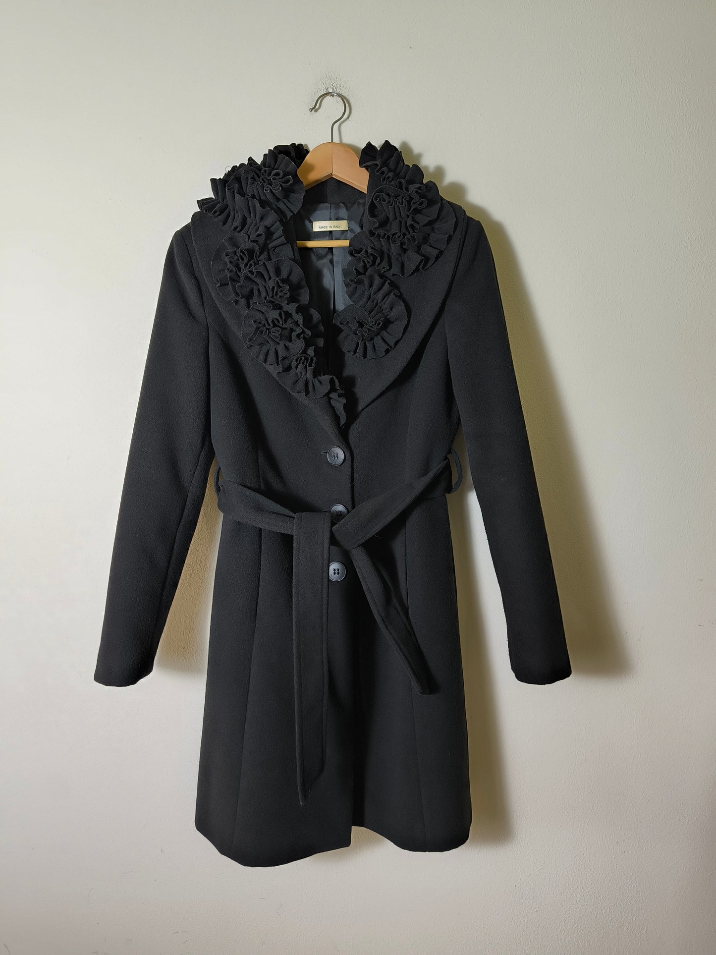Cappotto nero con ruches
