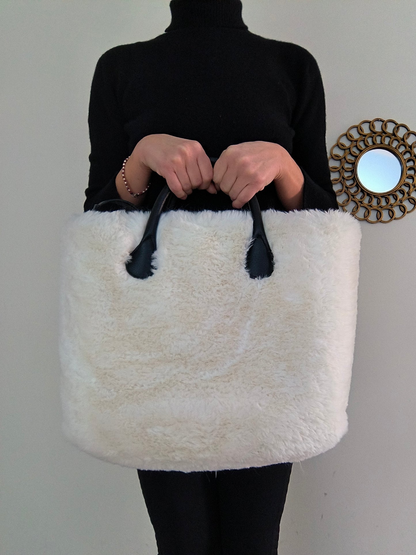 O'bag in pelliccia bianca con manico intercambiabile dorato