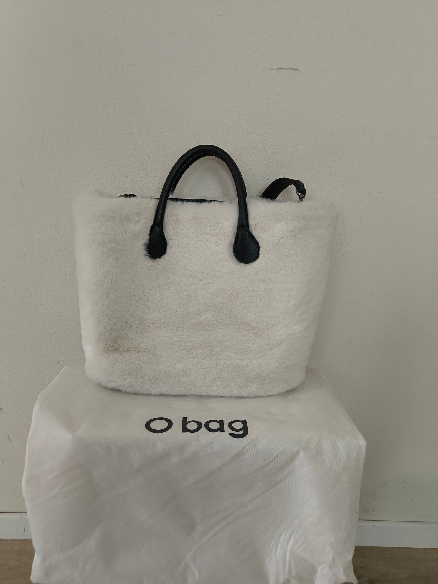 O'bag in pelliccia bianca con manico intercambiabile dorato