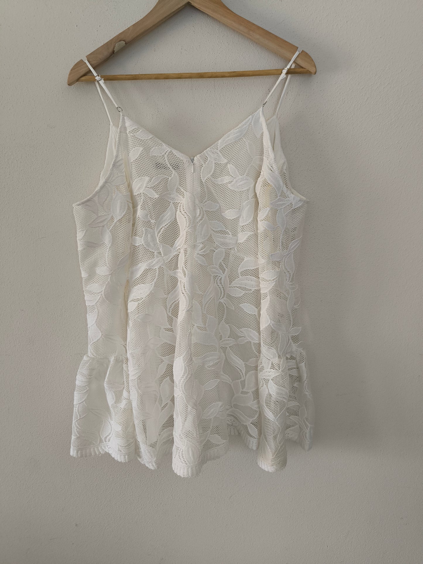 Mini jumpsuit in pizzo bianco