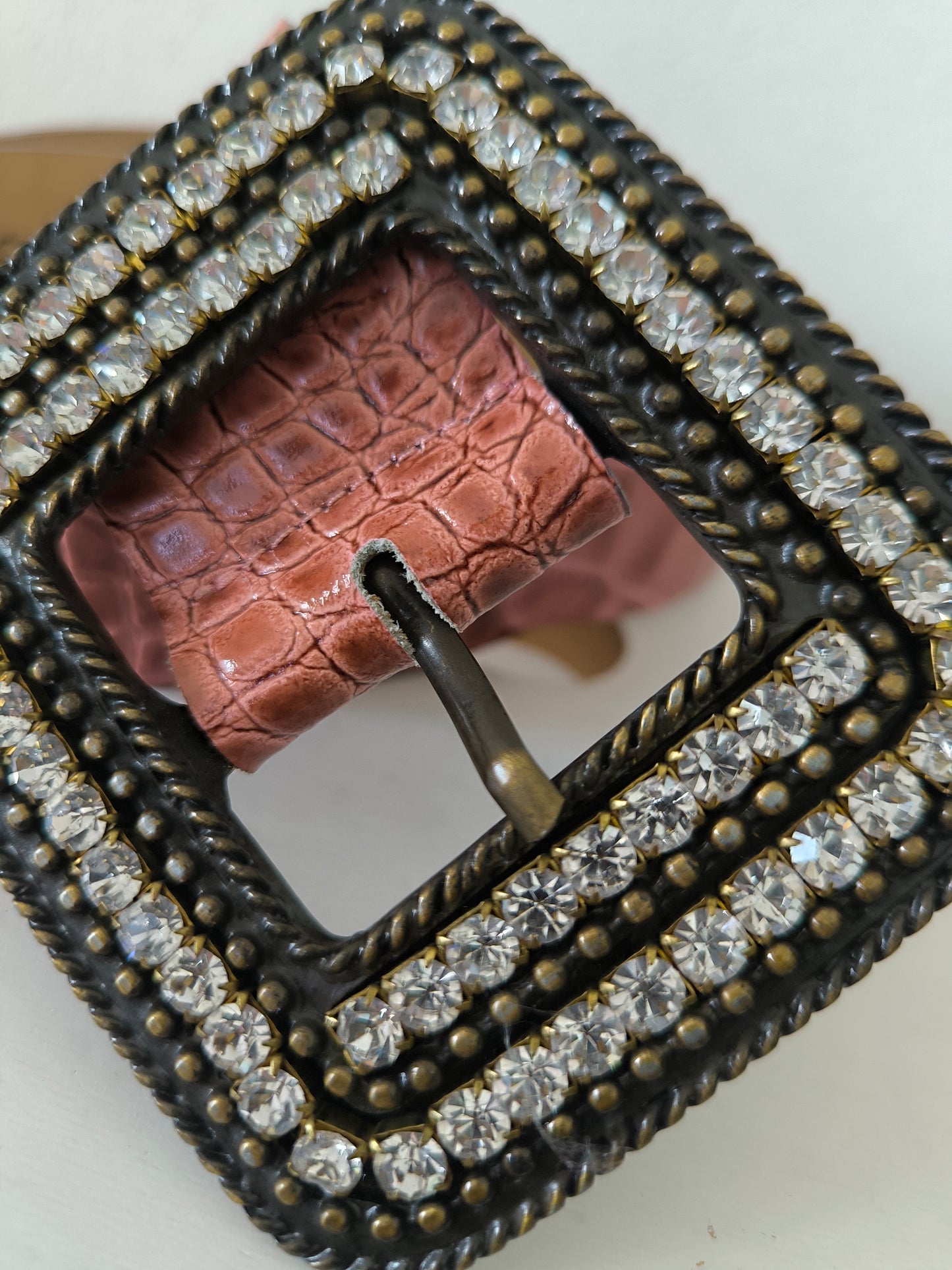 Cintura in pelle con grande fibbia brillantini