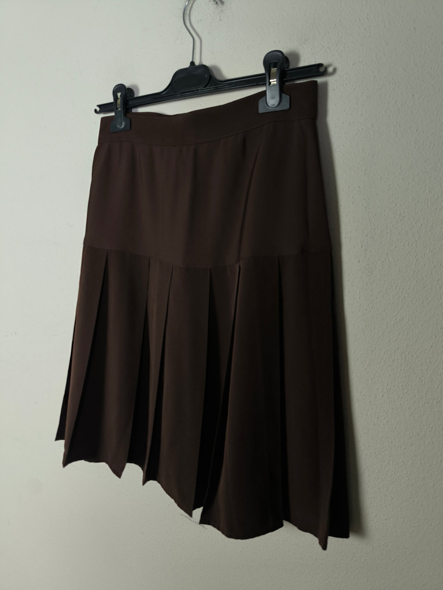 Gonnellina marrone a pieghe